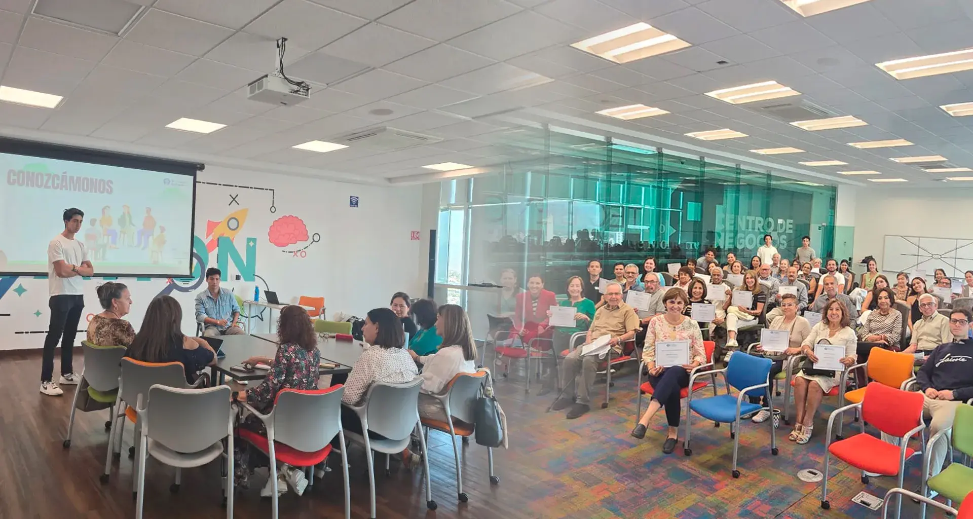 Alumnos impartiendo taller a adultos mayores
