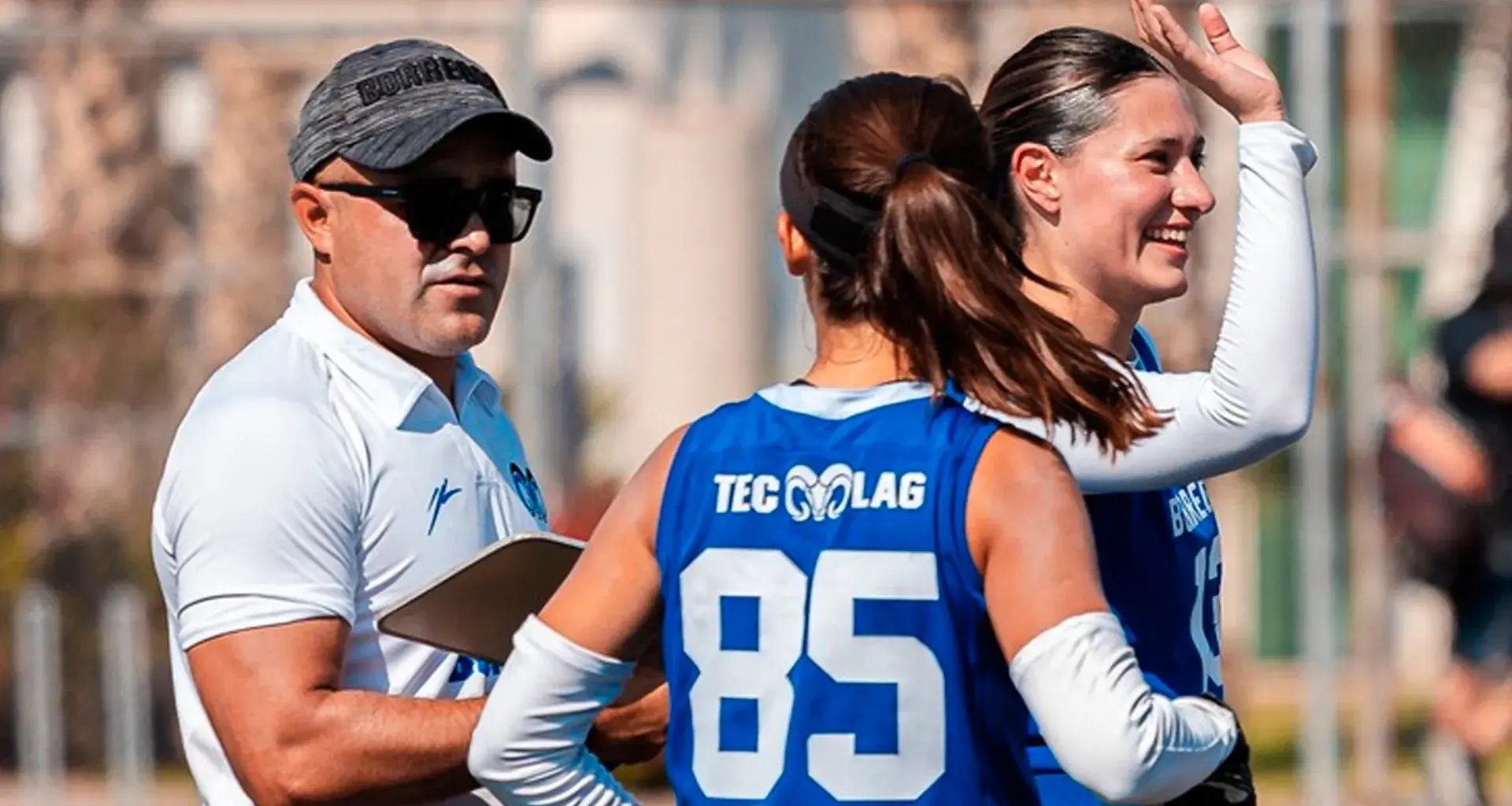 Coach de tochito bandera de Borregos Laguna da indicaciones a sus jugadores en partido
