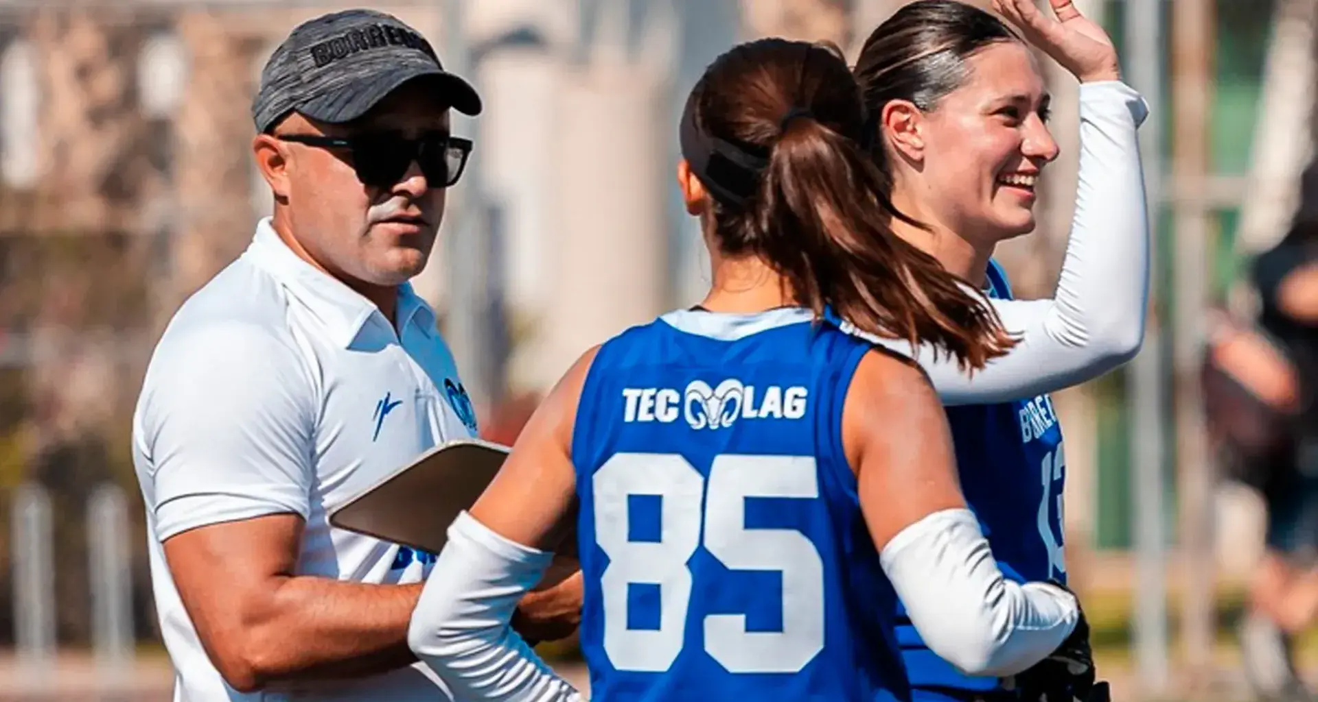 Coach de tochito bandera de Borregos Laguna da indicaciones a sus jugadores en partido