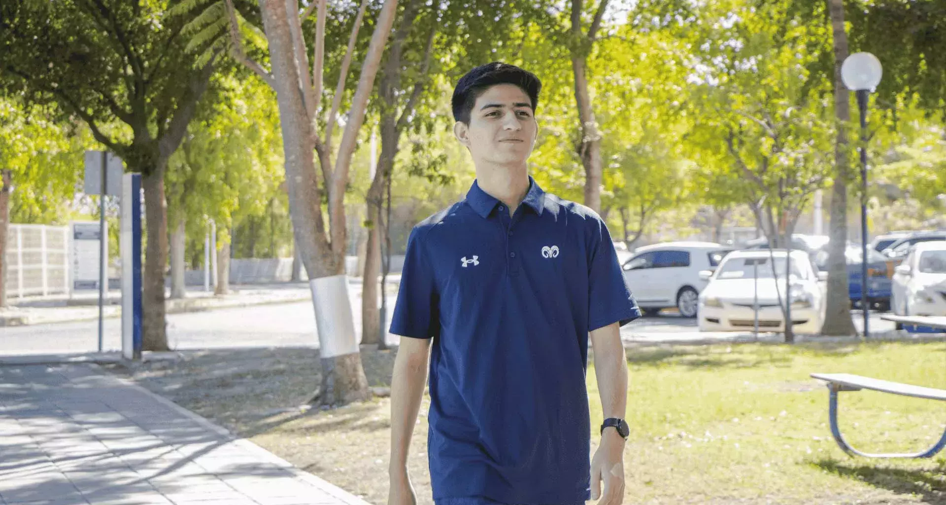 erick escamilla caminando en pasillo del tec
