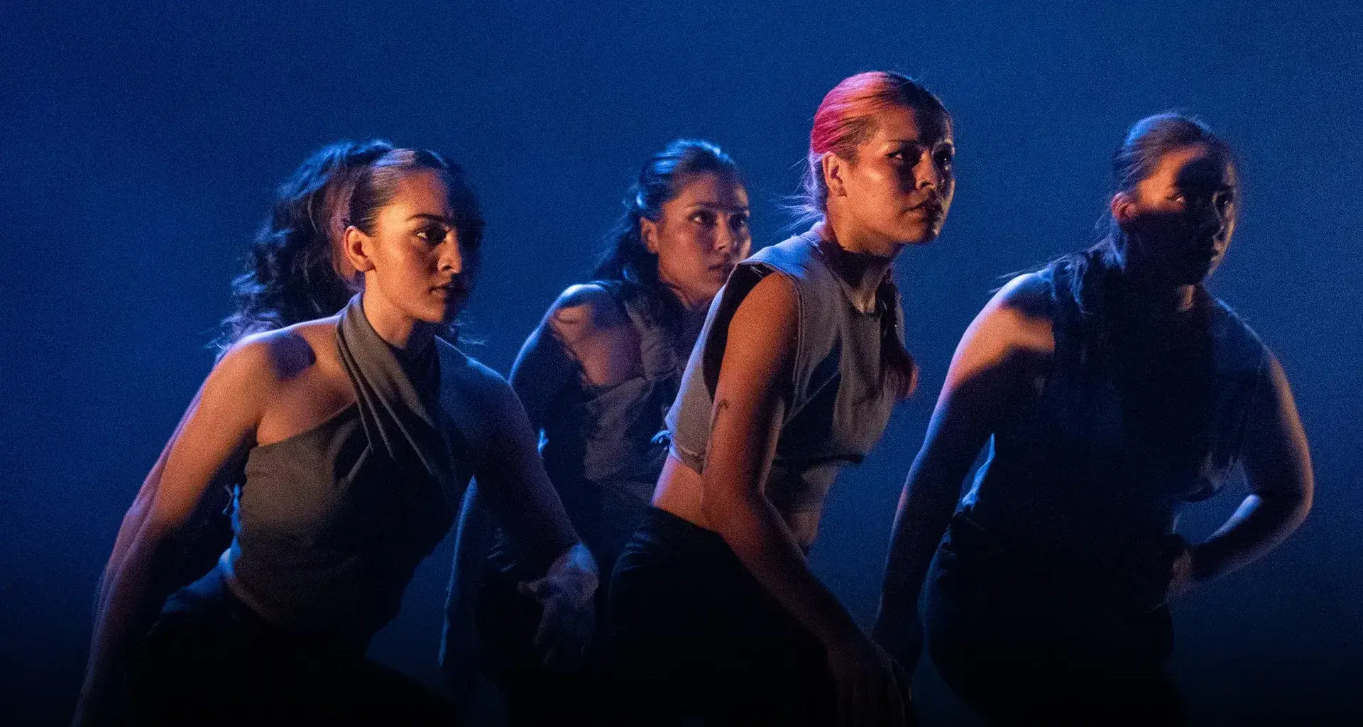 Cuatro bailarinas en el escenario.