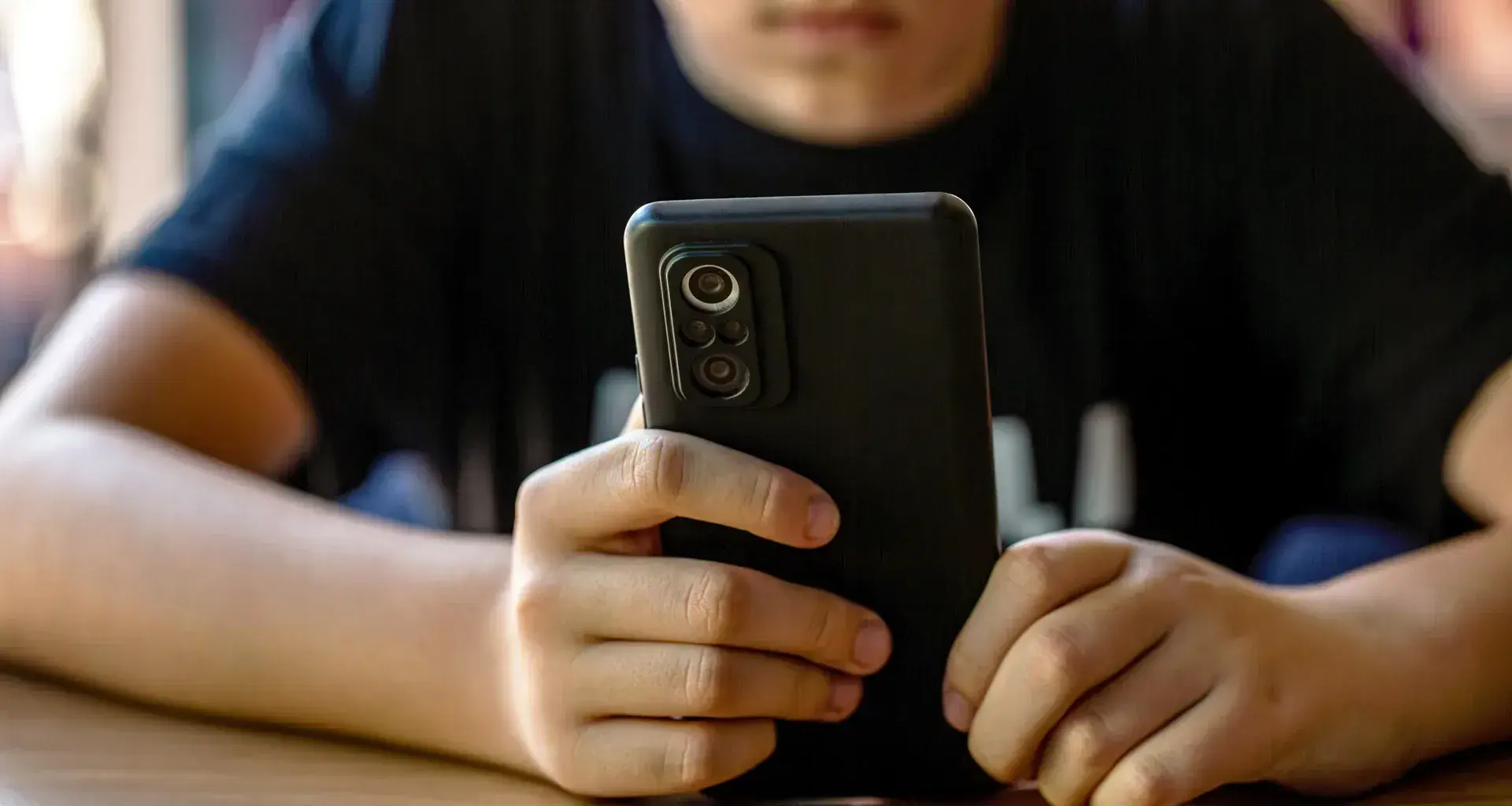 niño consulta redes sociales. adicción a las redes sociales.