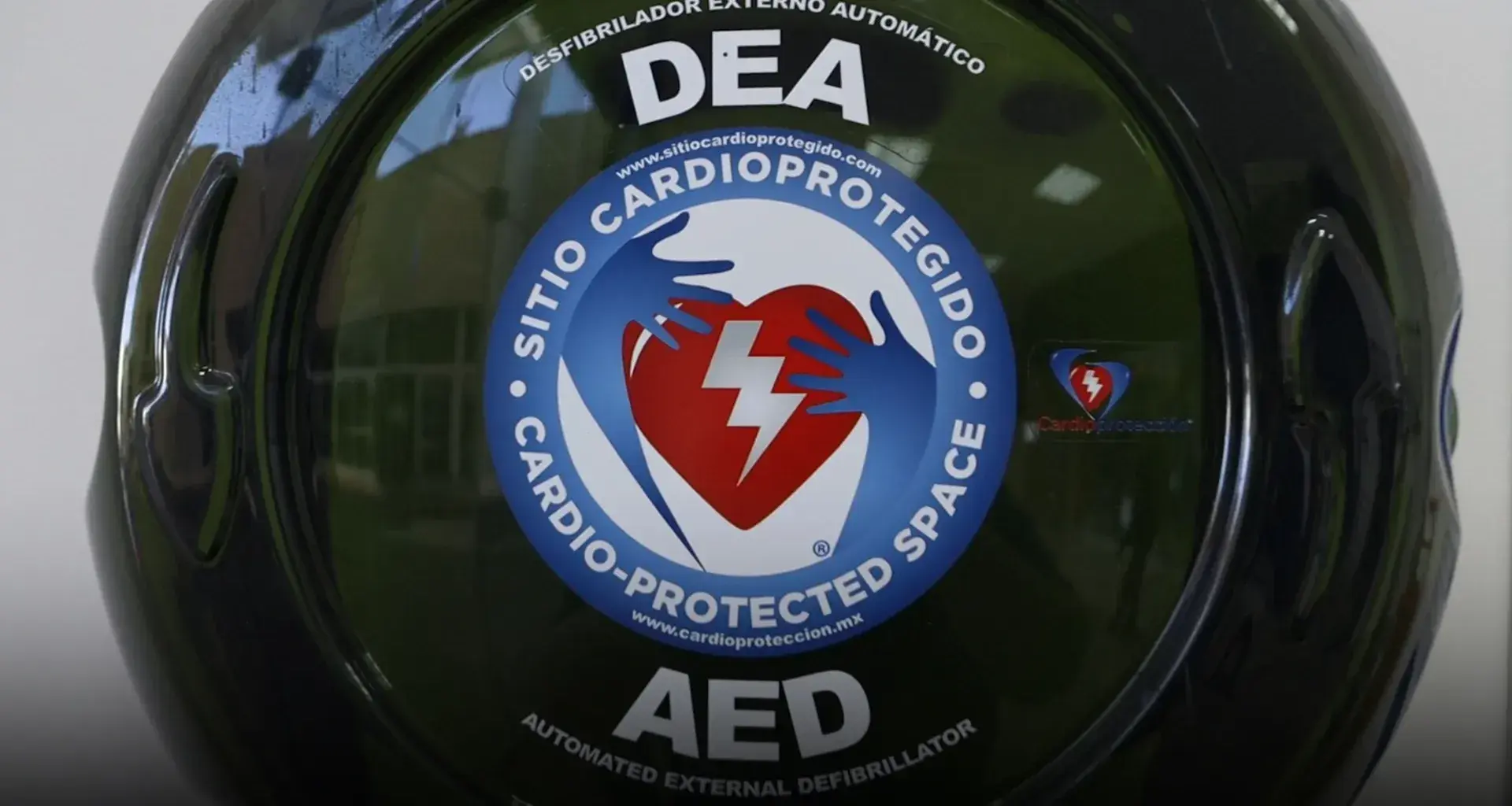 Vista cerrada de un desfibrilador instalado en una pared.