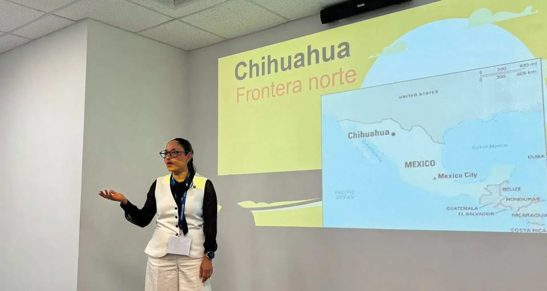 Cristina Rumbo, profesora de la Escuela de Ciencias Sociales y Gobierno expuso su trabajo sobre migración