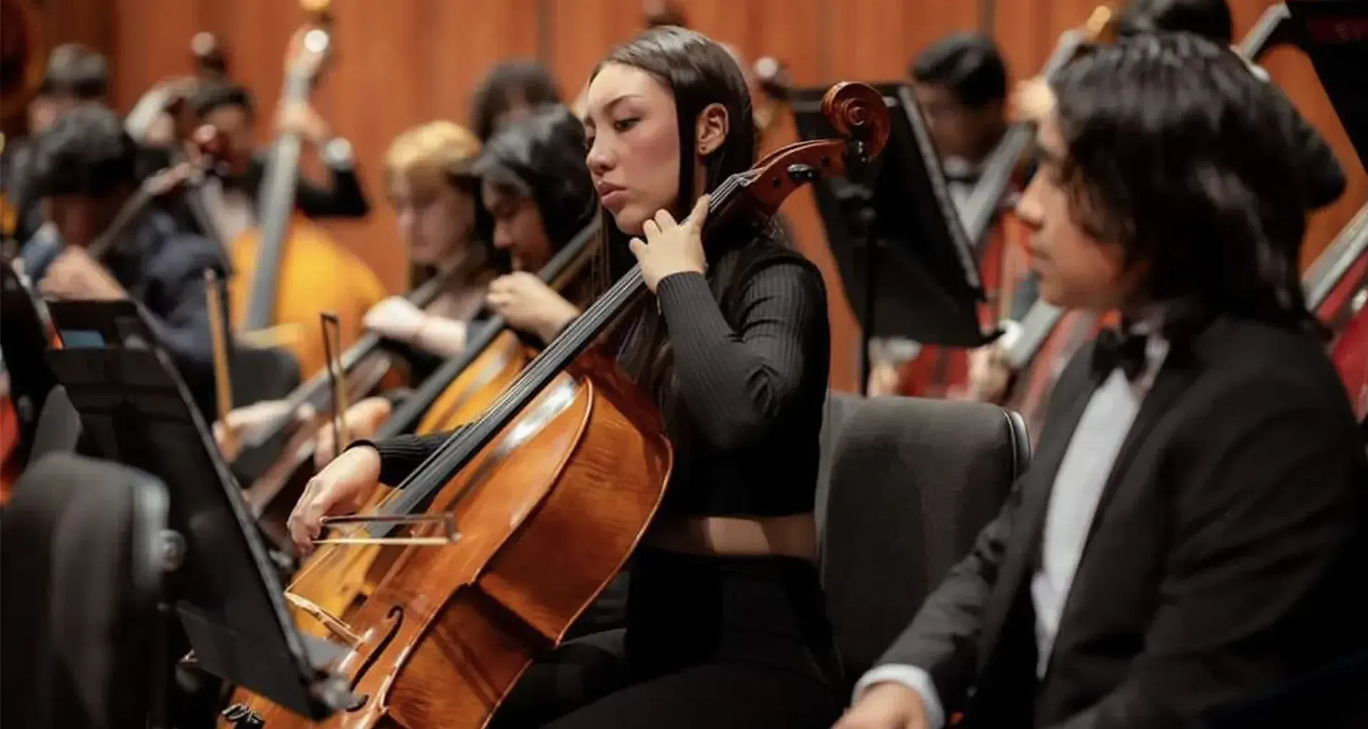 Alumna tocando cello en bellas artes