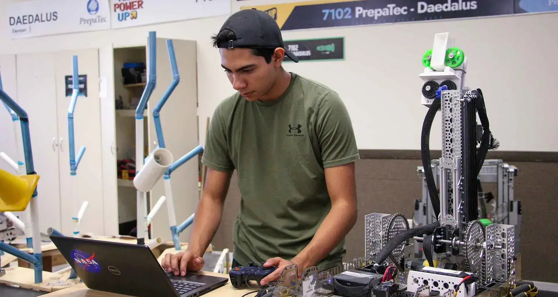 Beca robótica, alumno de PrepaTec Guadalajara ganó el premio Dean's List del certamen FIRST.