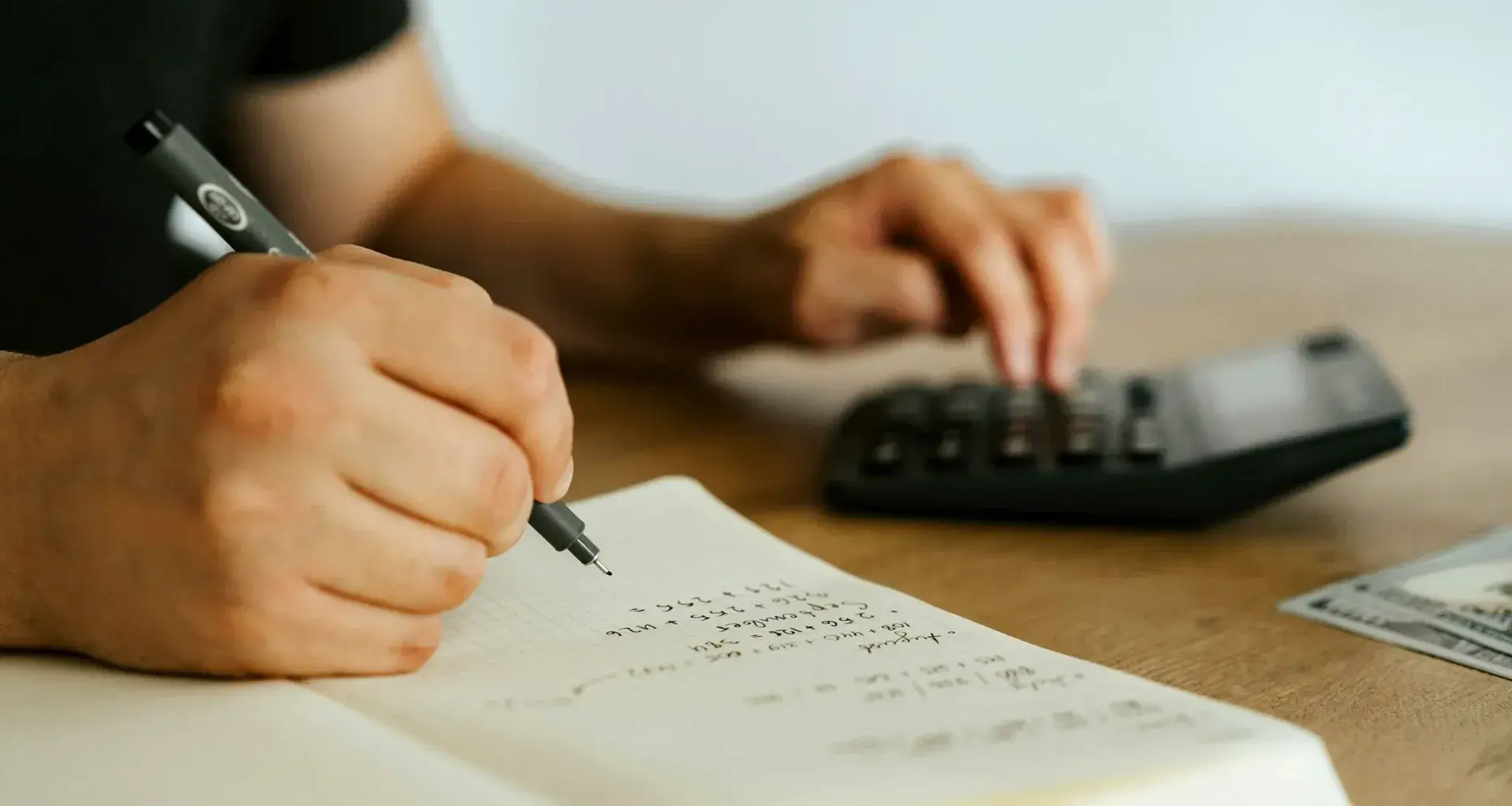 Persona con calculadora revisando finanzas personales