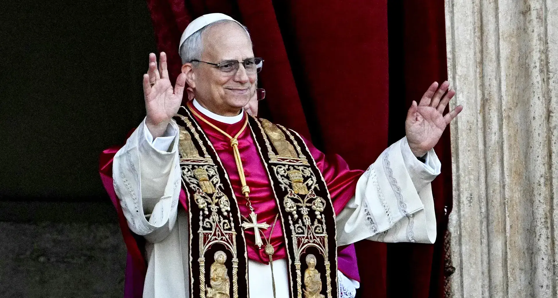 Papa León XIV durante su aparición en el balcón central de la Basílica de San Pedro