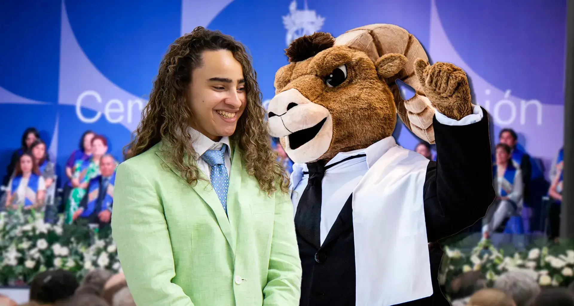 Estudiante con traje verde celebra su graduación de la generación mayo 2025 de PrepaTec Laguna 