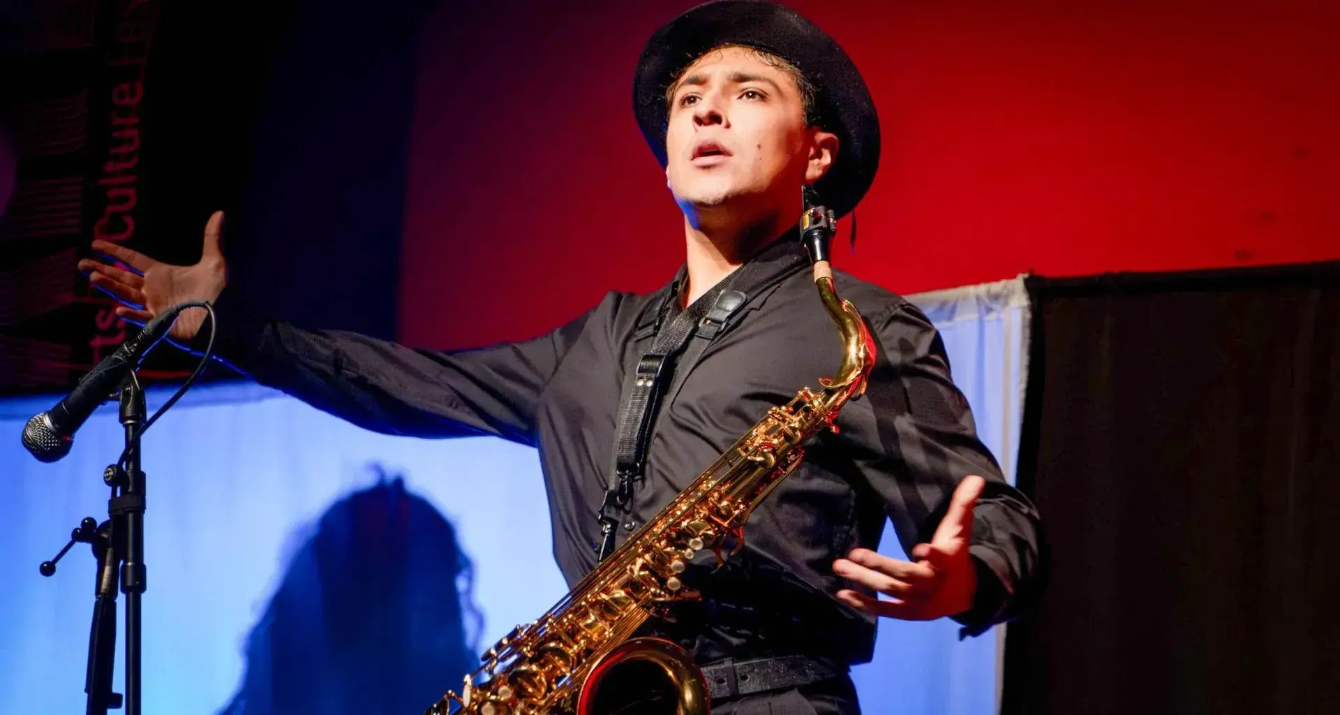 Estudiante del campus Toluca con su saxofón, parte del equipo ganador de Tec Talent 2025