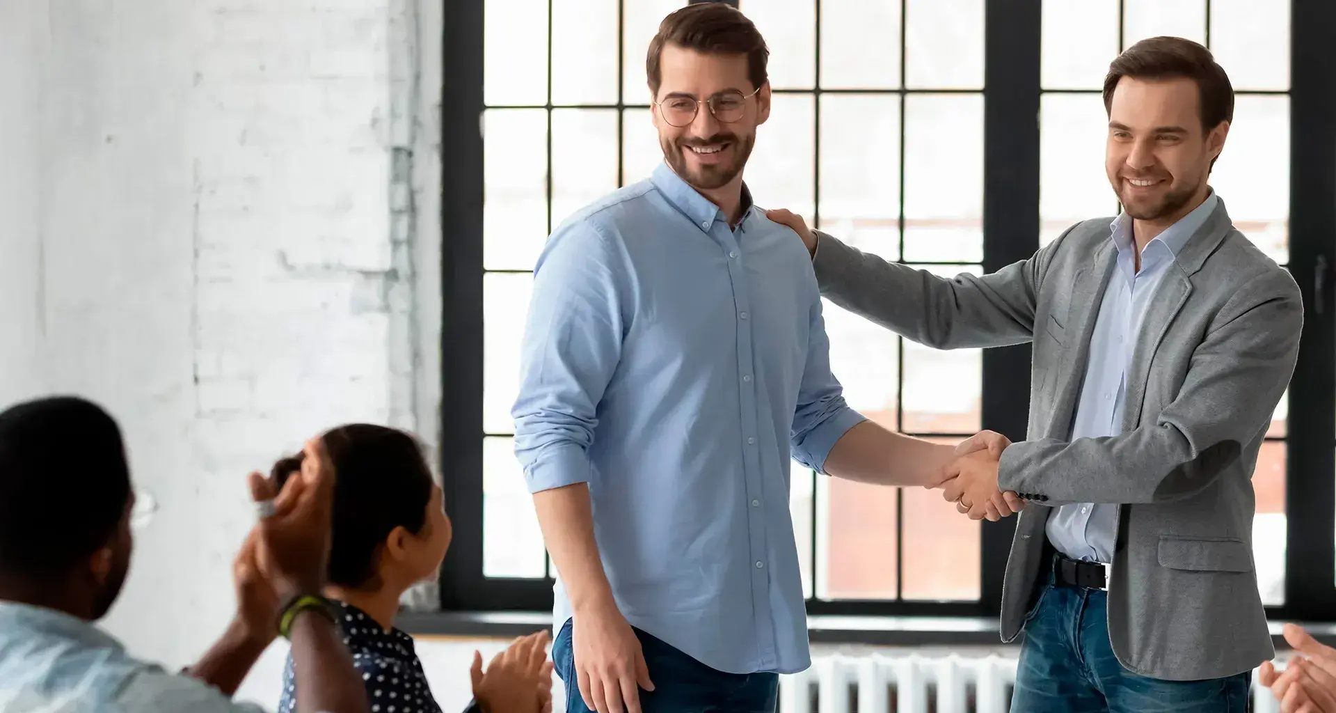 Líder de empresa reconoce a sus colaboradores 