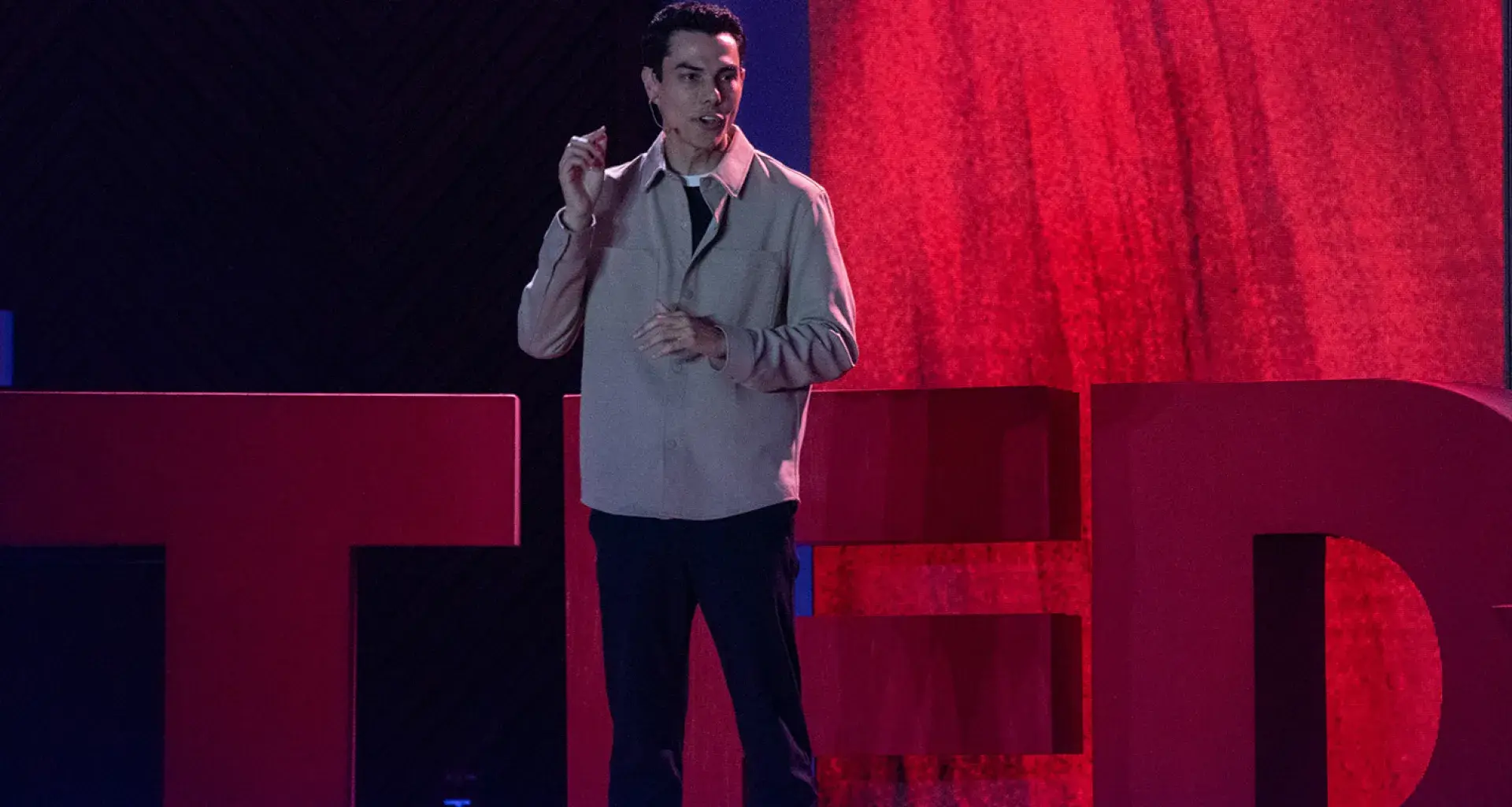 Adrián González dando una conferencia en TedXTecdeMonterrey