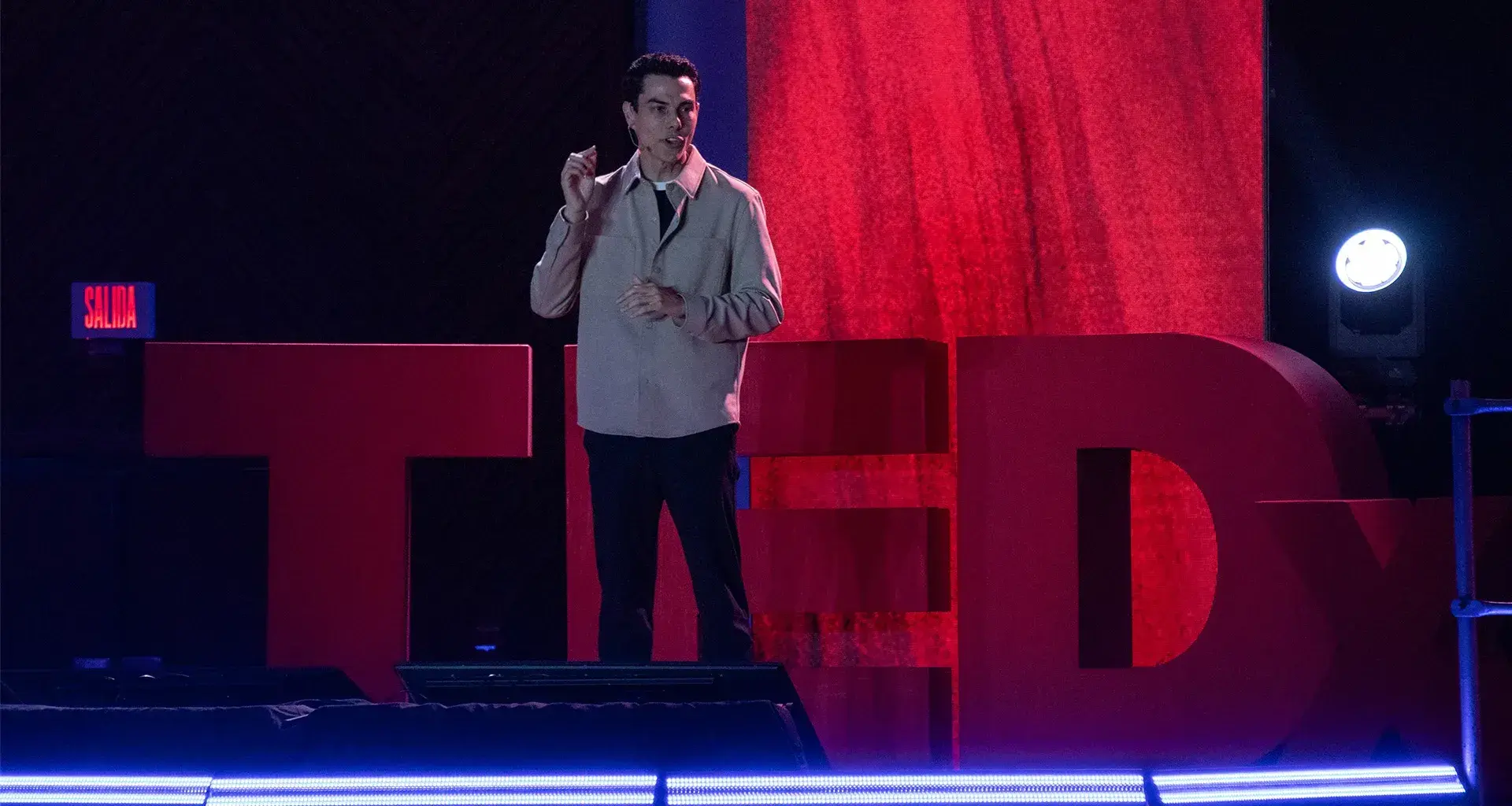 Adrián González dando una conferencia en TedXTecdeMonterrey