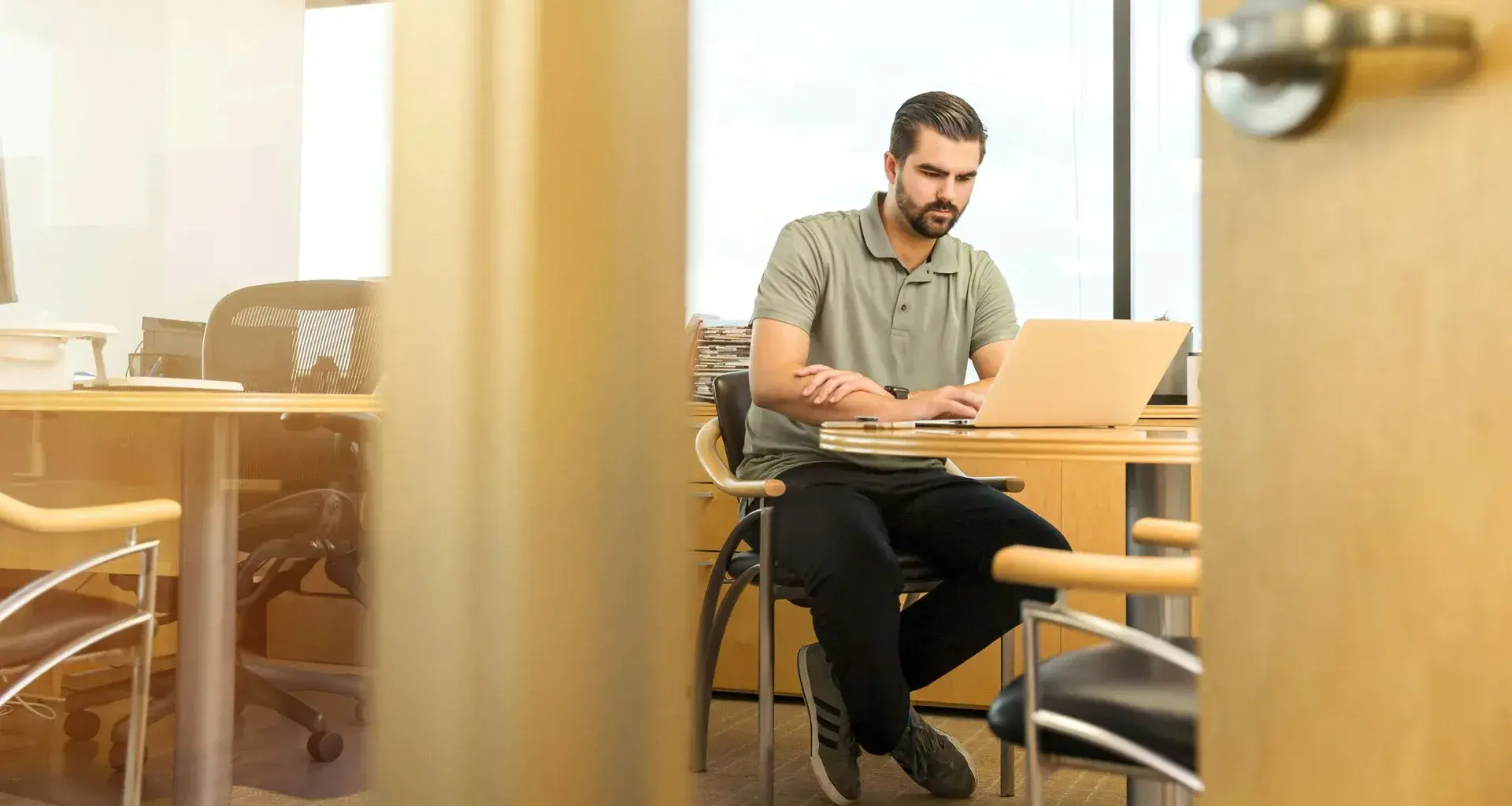 Persona laborando en oficina