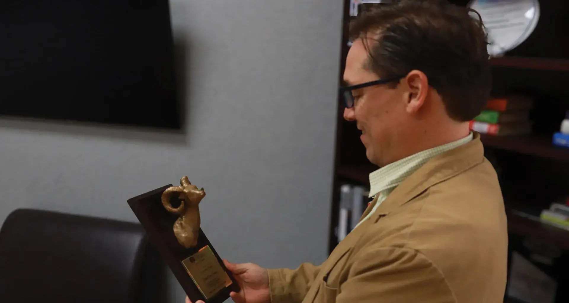 Alberto Arvizu, director de la Escuela de Negocios recibió premio nacional por su trabajo como instructor empresarial