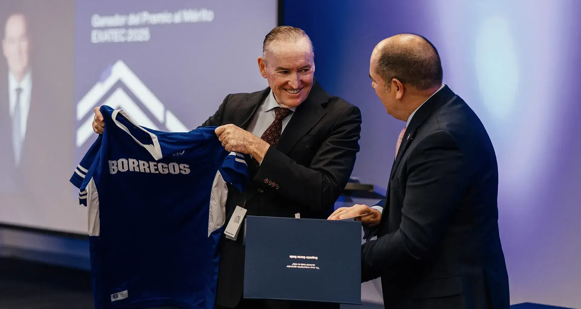 Ricardo Martín Bringas, director general de Organización Soriana, recibe el Premio al Mérito EXATEC 2025 de manos del director general del Tec de Monterrey campus Laguna