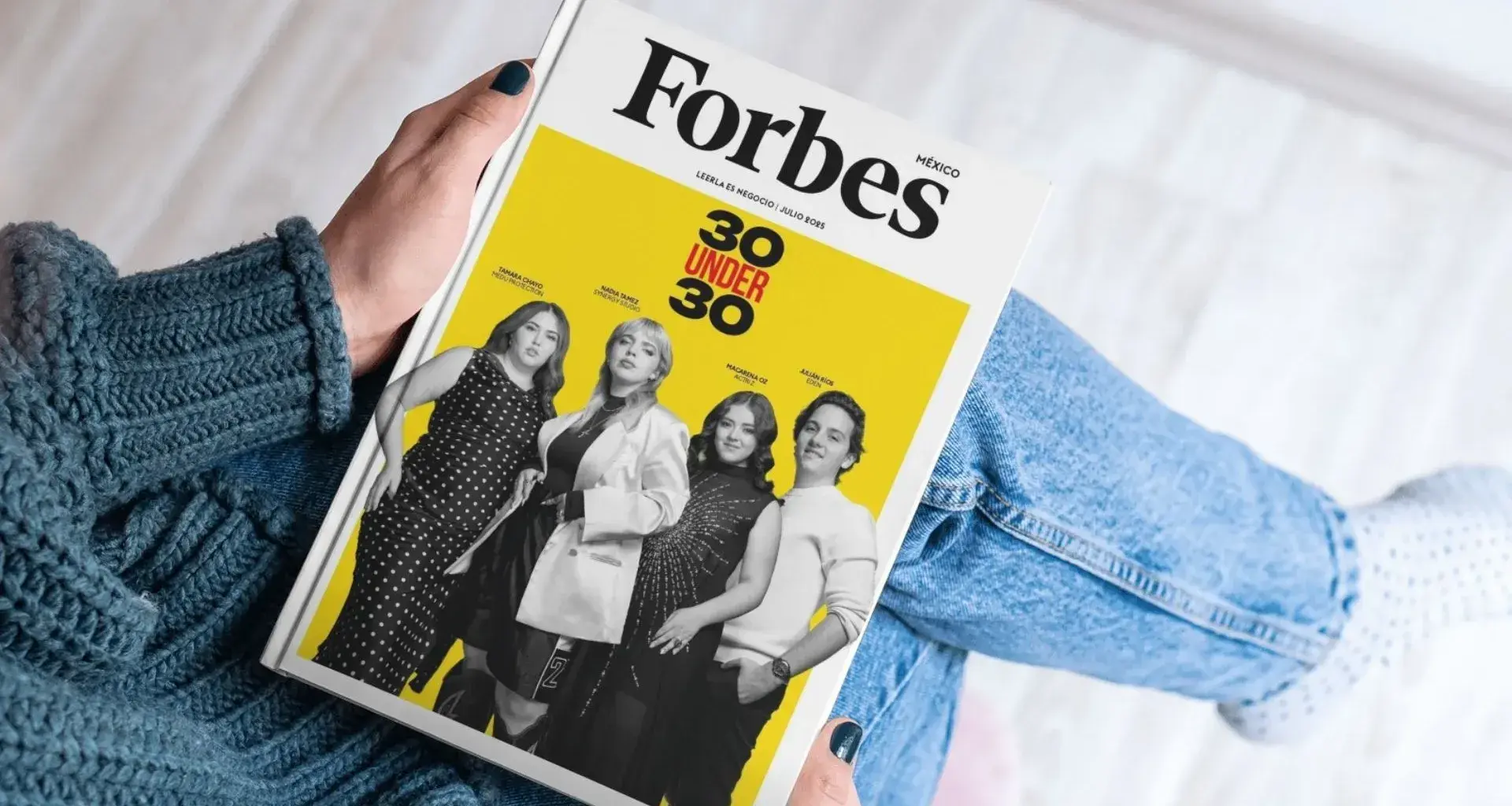 Manos de joven sosteniendo la portada de 30 Under 30 de Forbes México