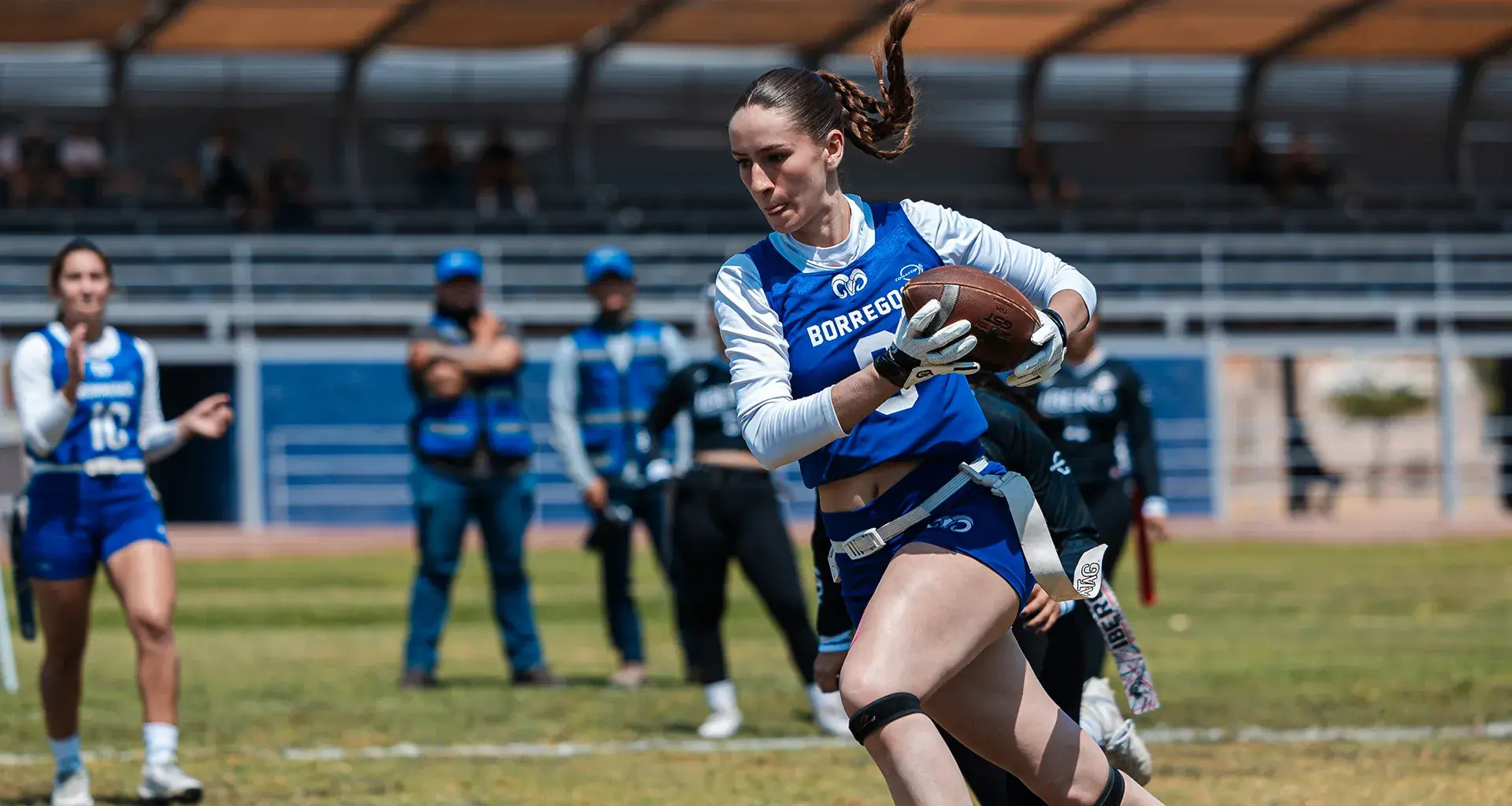 Jugadora de tochito bandera de Borregos Laguna corre hacia la zona de anotación con el balón en mano