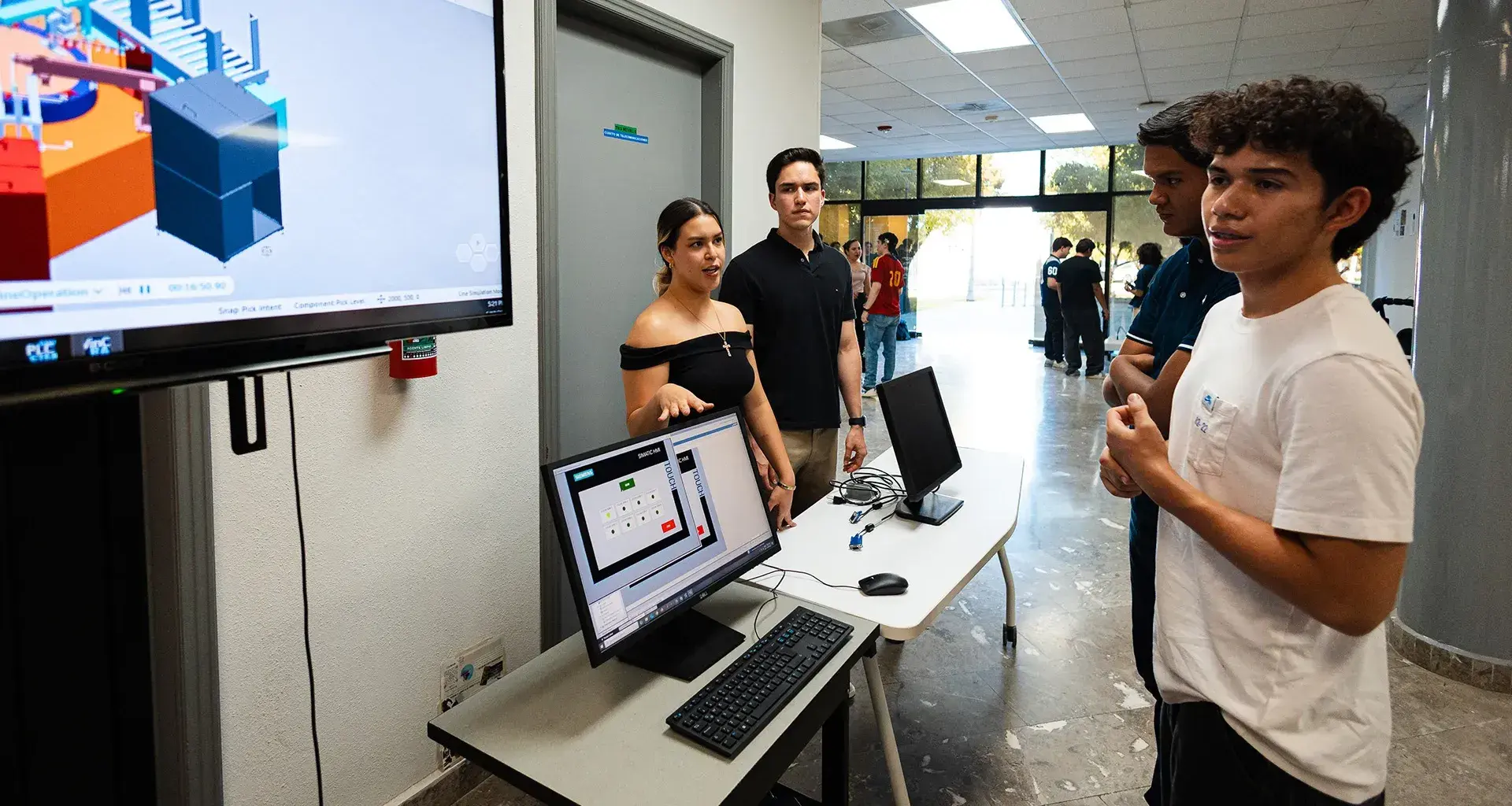Alumnos de Ingeniería del Tec de Monterrey campus Laguna exponen a compañeros el trabajo realizado en vinculación con socios formadores