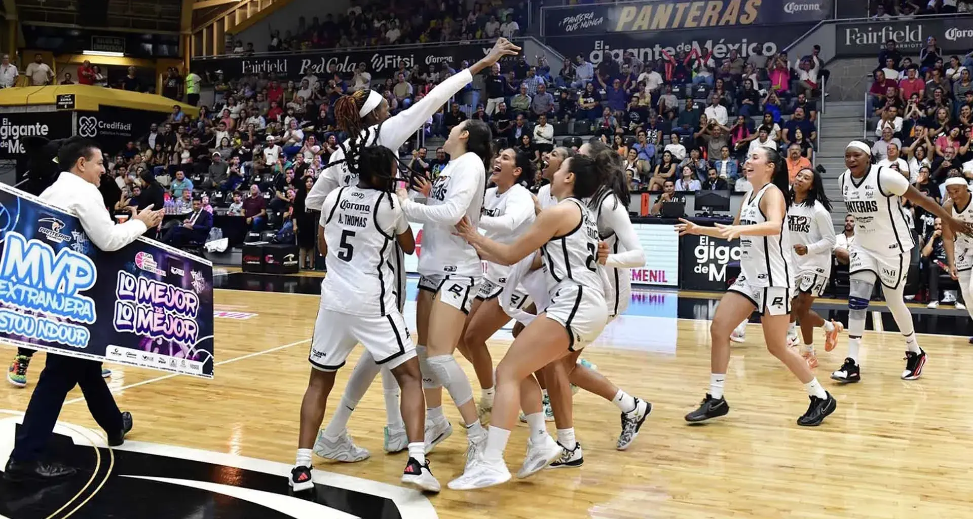 Panteras celebrando su victoria