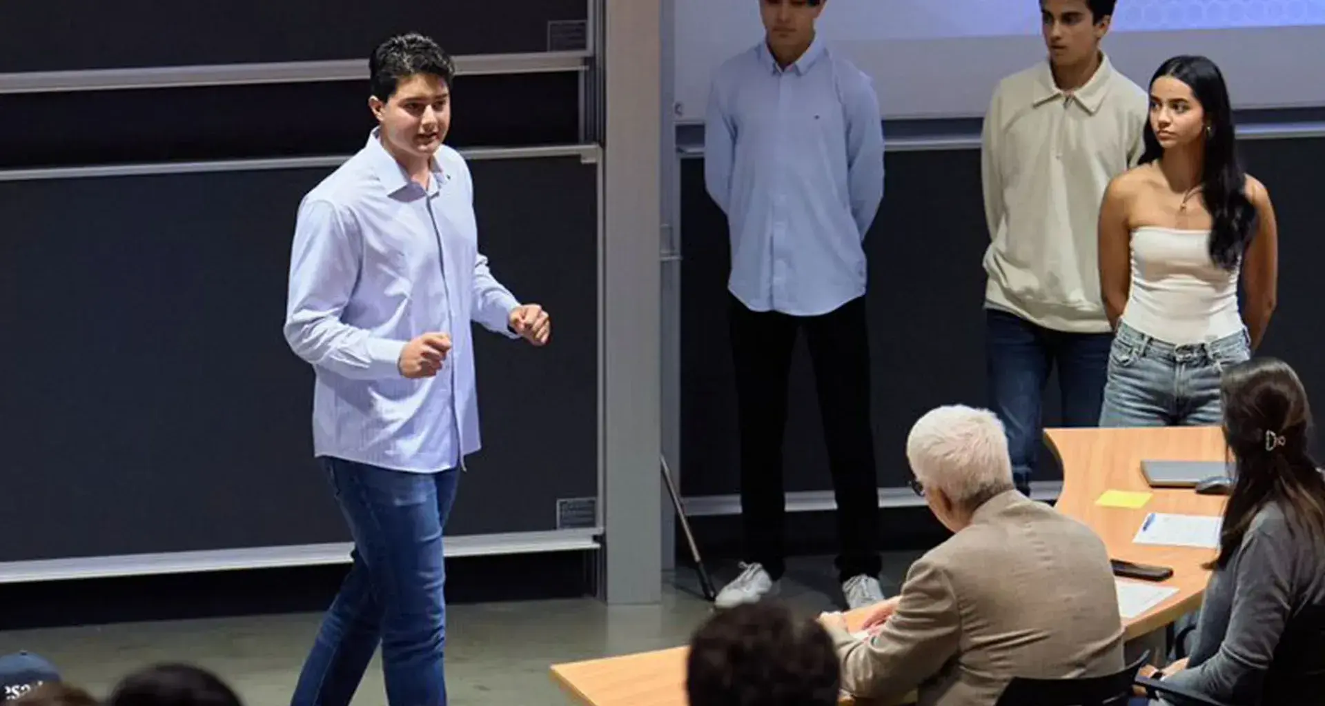 Jacobo Palafox, estudiante de PrepaTec CEM, obtuvo el primer lugar de la competencia final de pitch de la Esade, en Barcelona, con su emprendimiento.