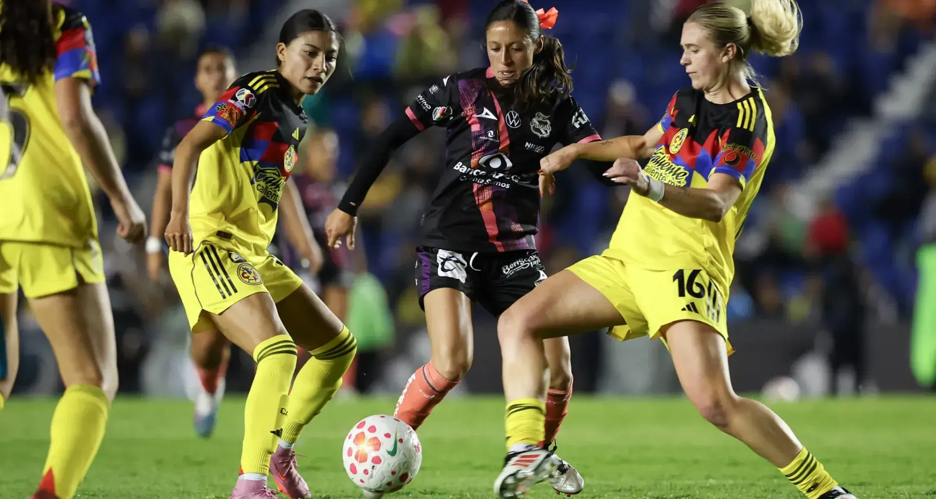 Sheila Vivanco disputa balón ante Águilas del América
