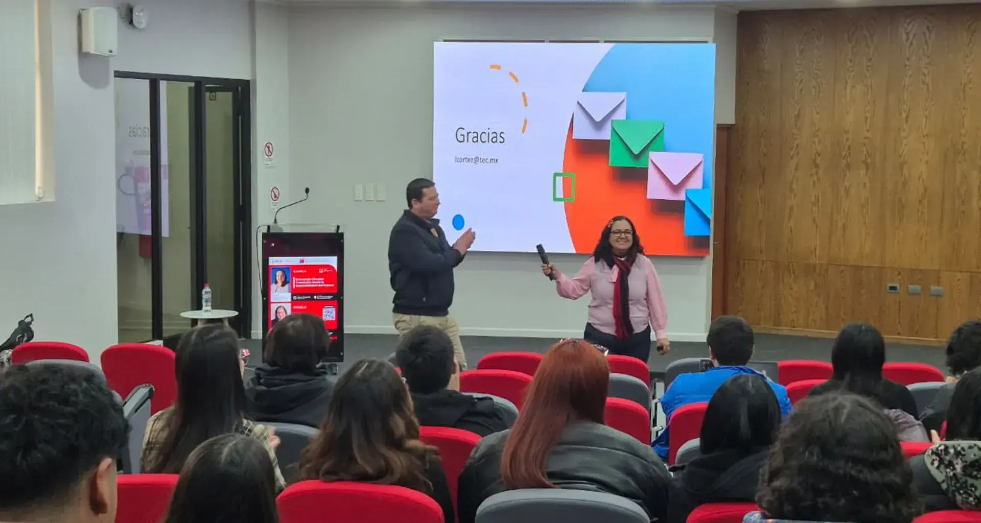 profesora tec dando clases de innovacion en chile
