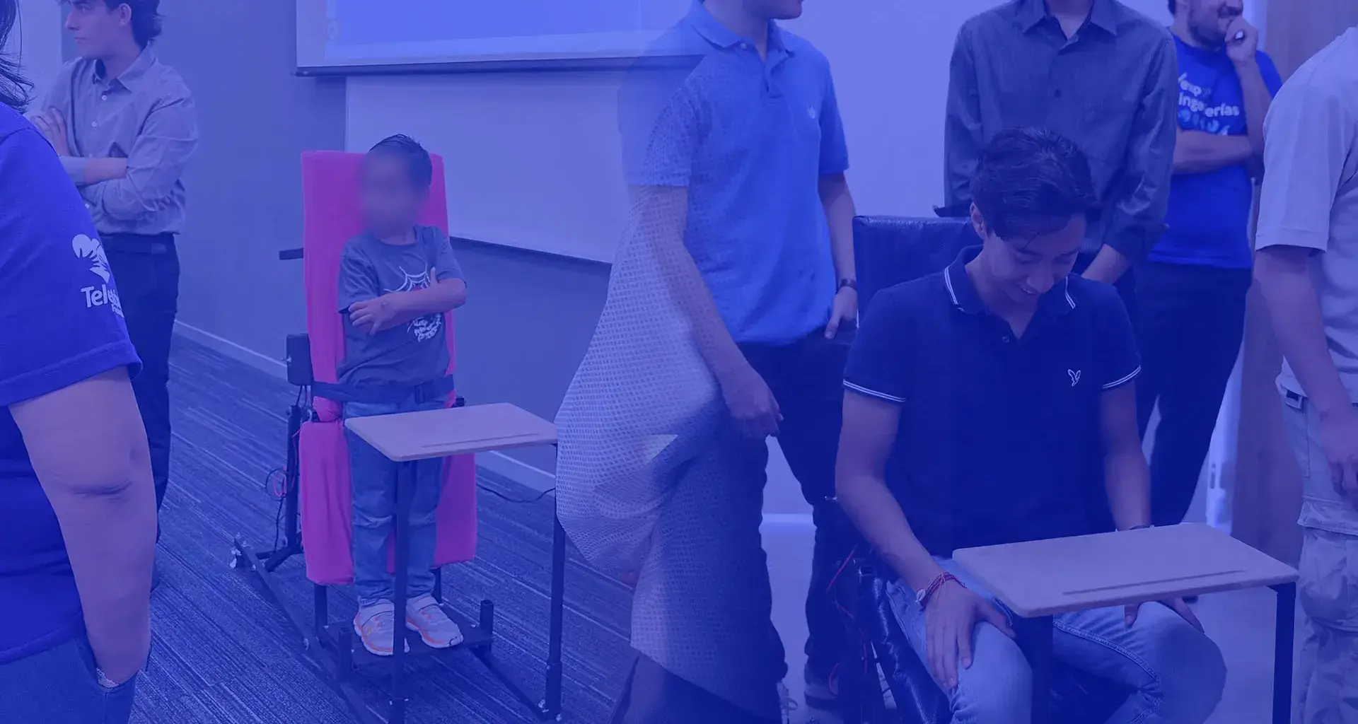 Personas utilizando el bipedestador