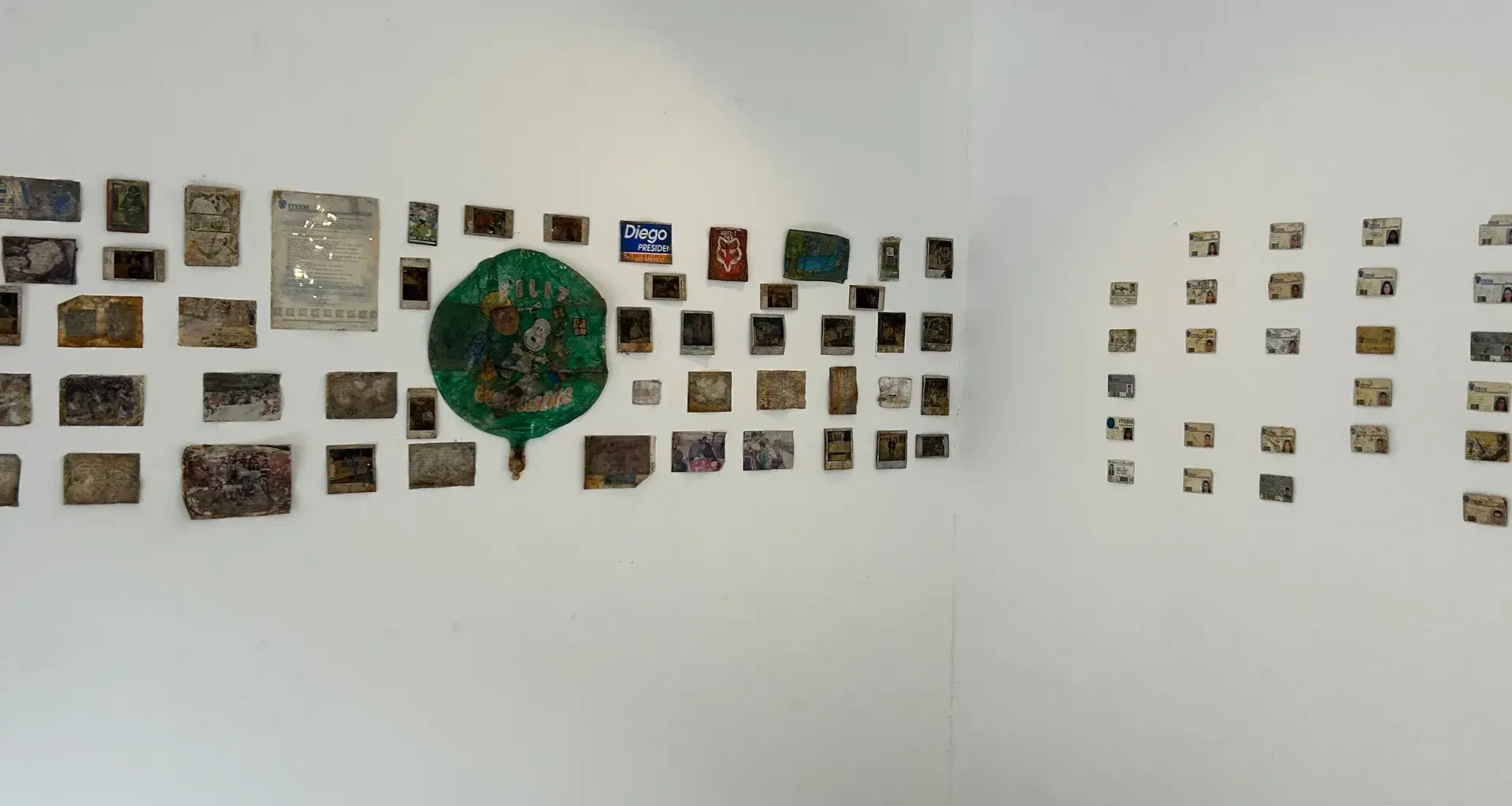 Exposición de los objetos contenidos en la cápsula.