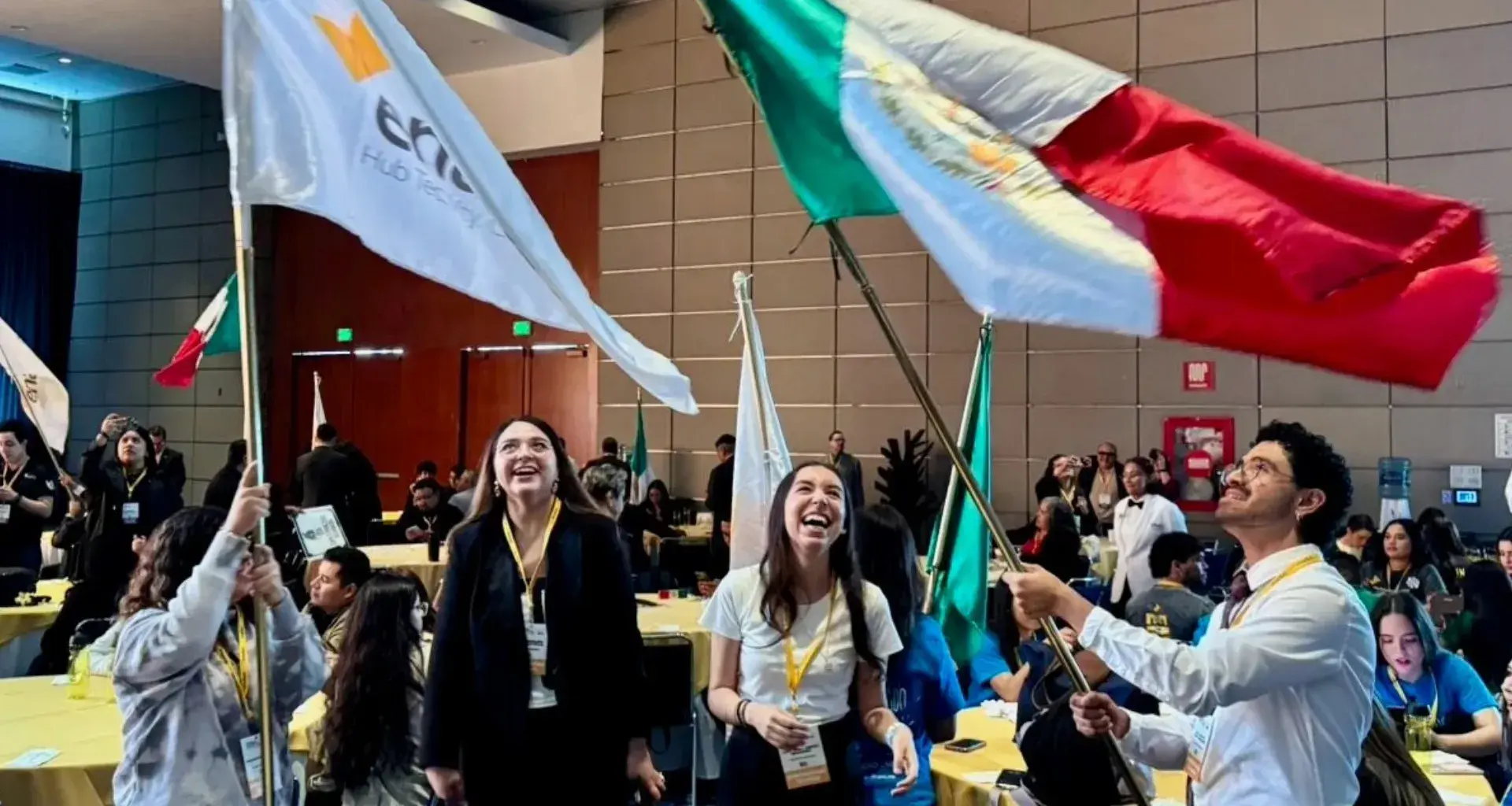 Integrantes del equipo AureoBos del Tec de Monterrey campus Chihuahua celebran su participación y segundo lugar en Enactus 2025