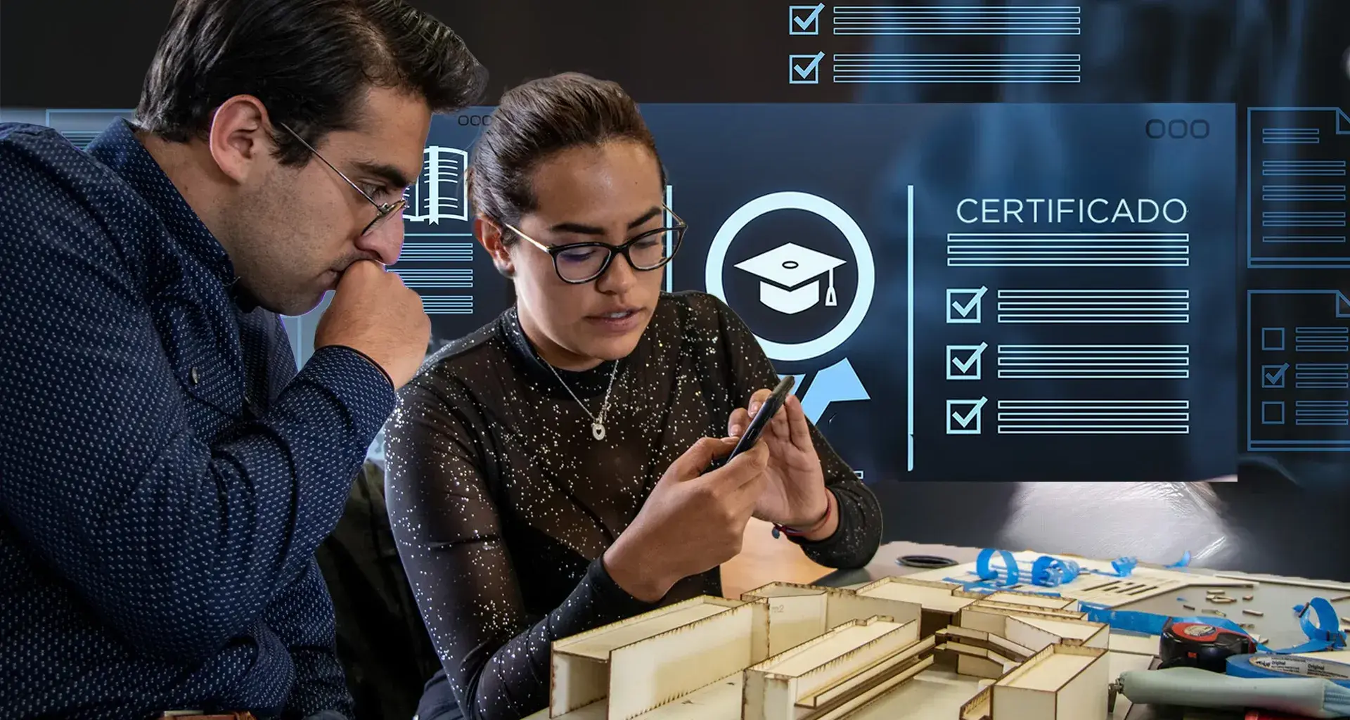 Estudiantes aprenden competencias en sus estudios, al observar al profesor en un taler.