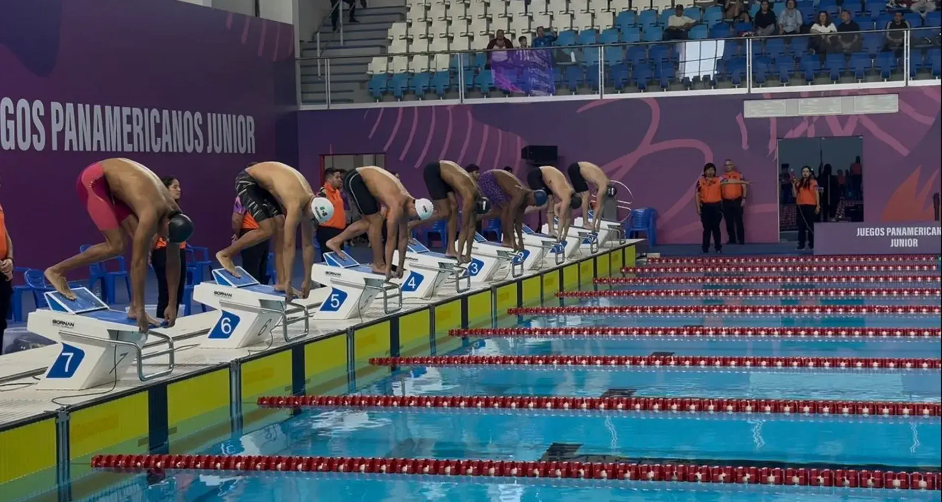Competidores de natación preparandose para iniciar la carrera.