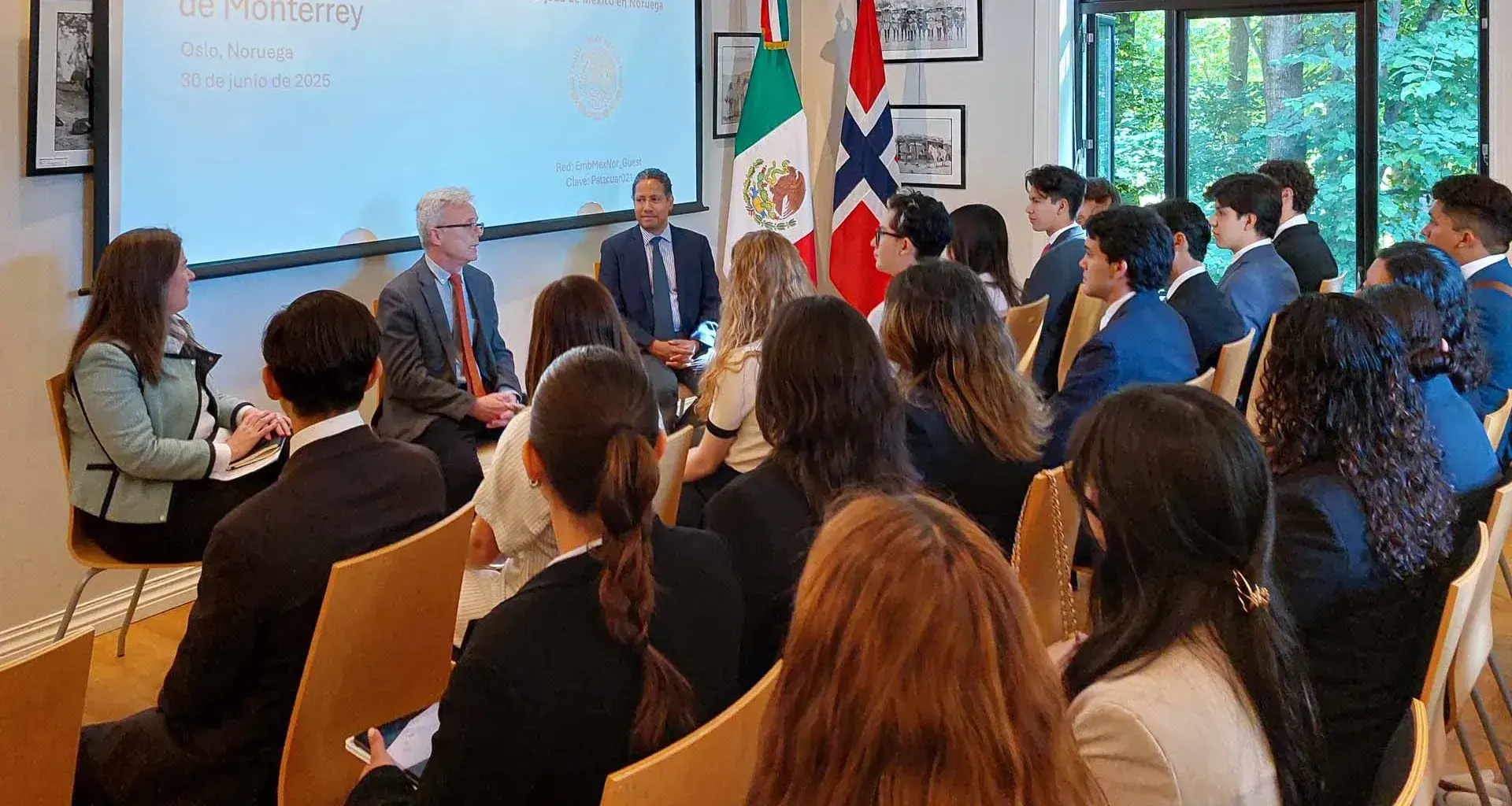 Estudiantes Tec realizan servicio social en Embajada de México