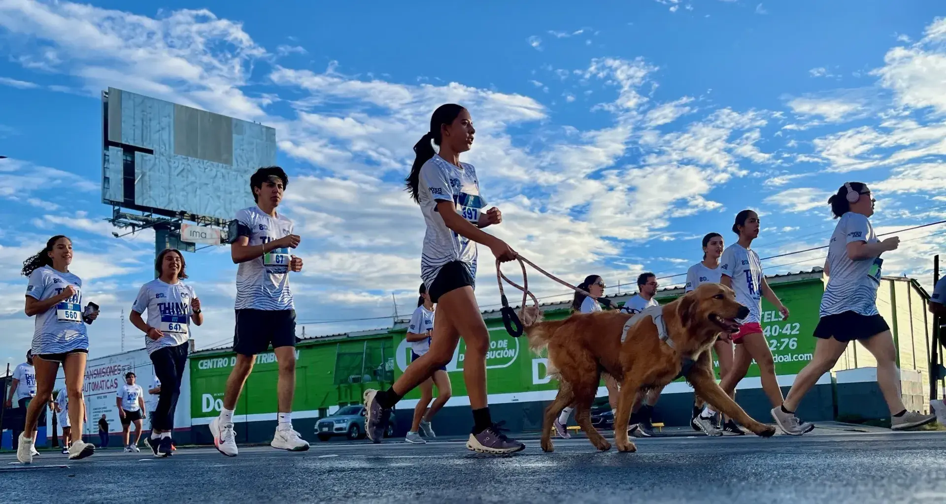 Kendra Villarreal, estudiante de PrepaTec, junto con su perro en la primera Carrera Borregos Think, Feel, Run Powered by Skechers del Tec de Monterrey campus Chihuahua. 
