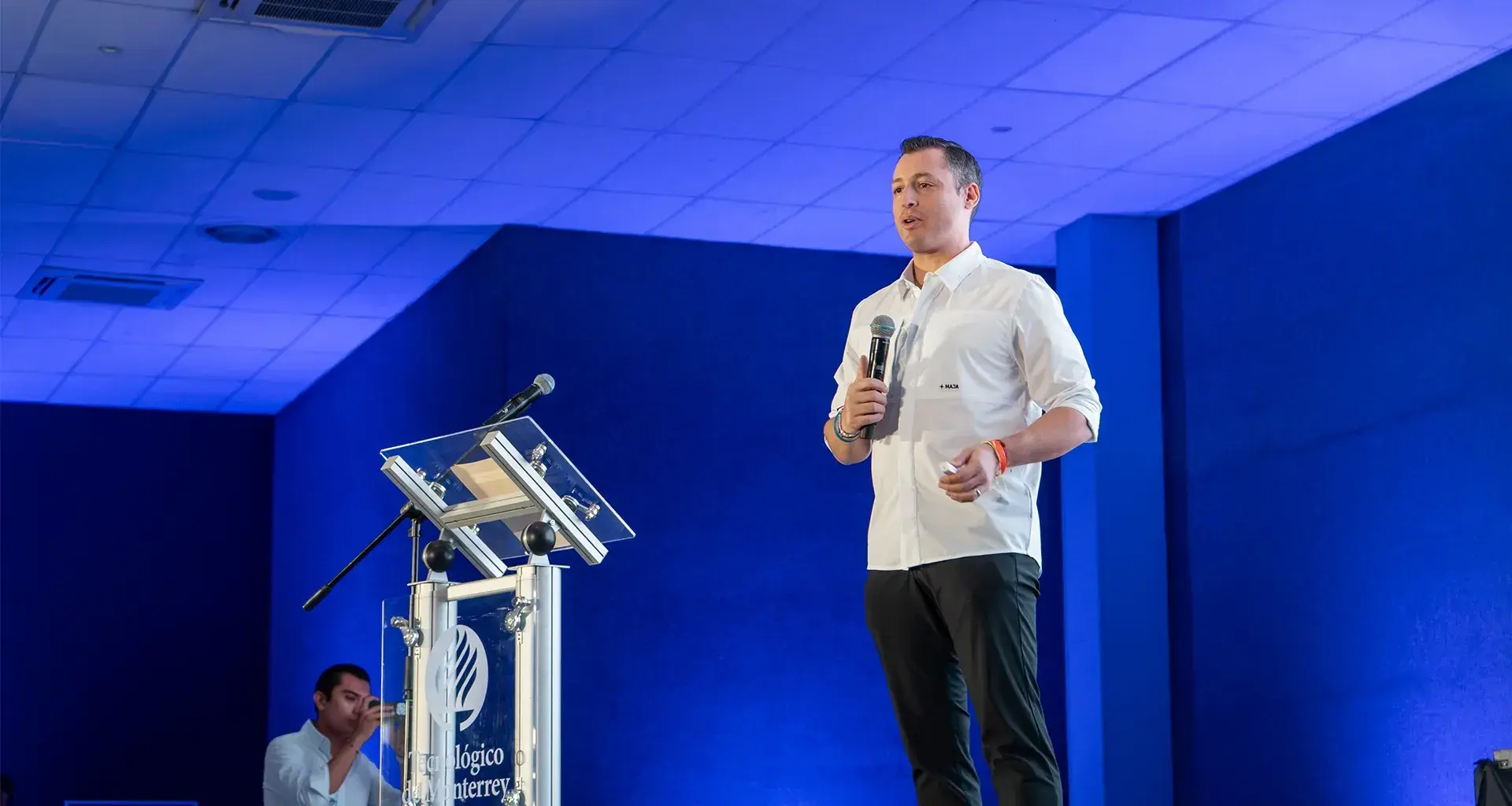 Luis Donaldo Colosio dando una plática sobre liderazgo.