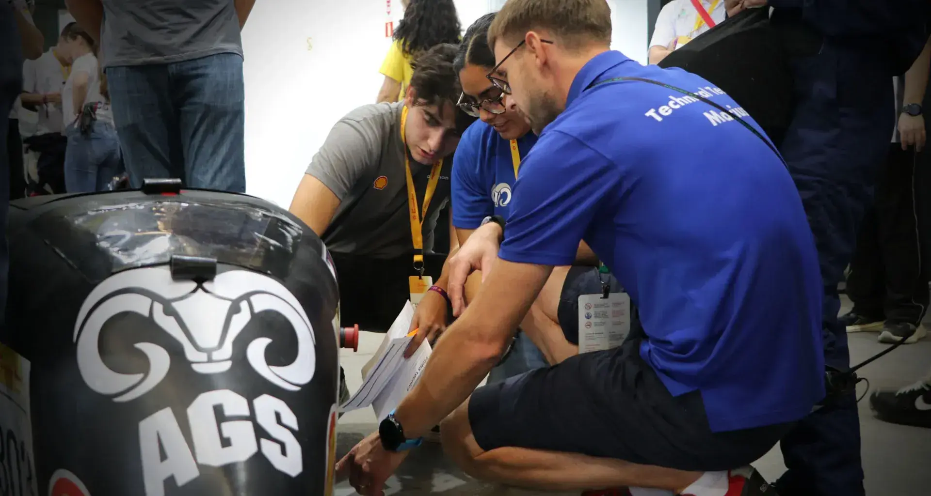 Equipo con el vehículo en la competencia