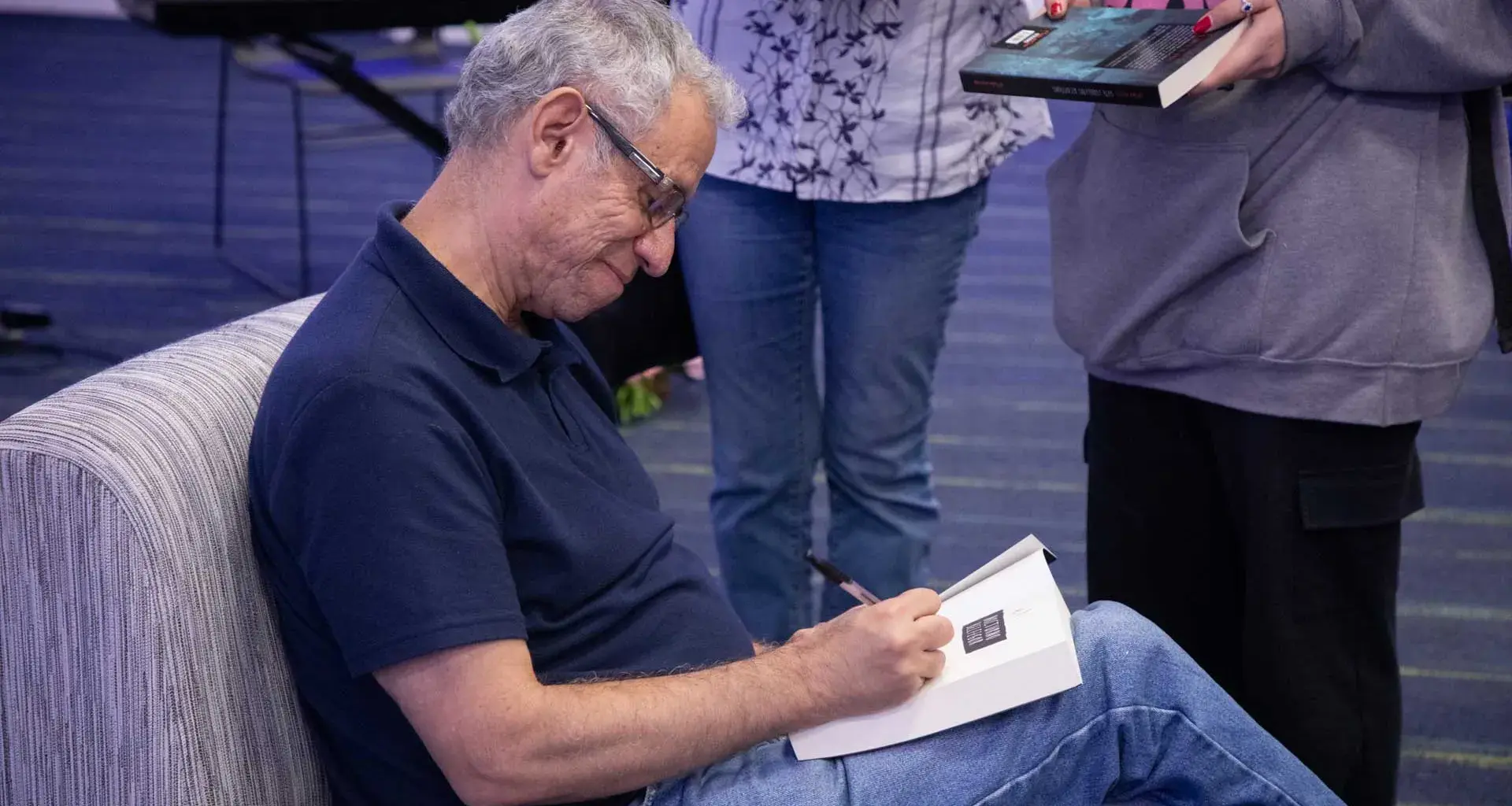 Antonio Malpica en firma de libros en Enlace Literario