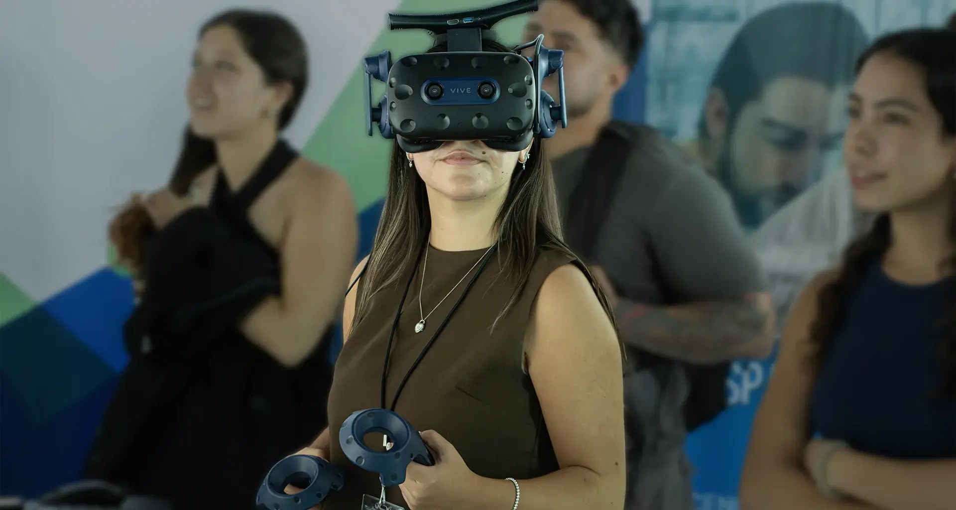 Alumna utilizando por primera vez uno de los nuevos laboratorios de negocios del Tec campus León