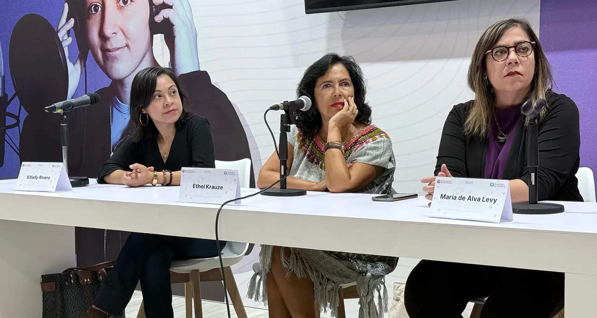 Las tres profesoras del Tec sentadas para ofrecer la charla en la FIL