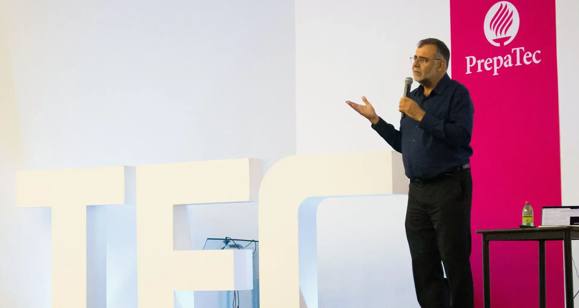 Ricardo Baeza-Yates visitó el Tec de Monterrey campus Querétaro para hablar sobre los límites éticos y humanos de la inteligencia artificial. 