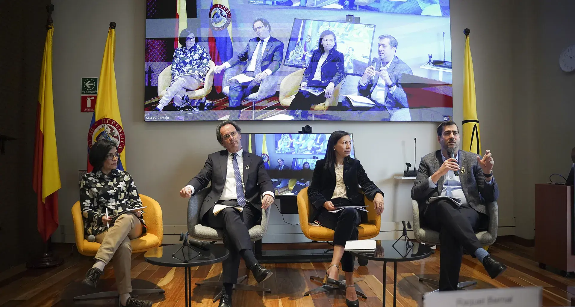 Los tres rectores que conforman La Tríada en un panel