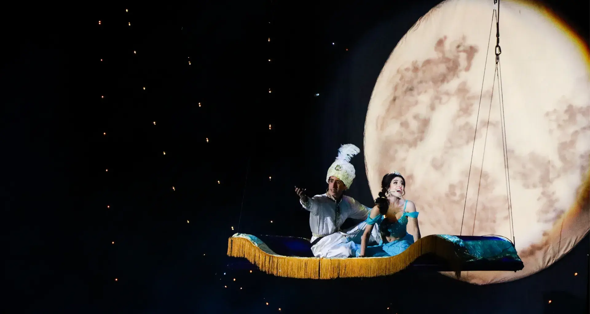 Aladdin y Jazmine en la alfombra mágica