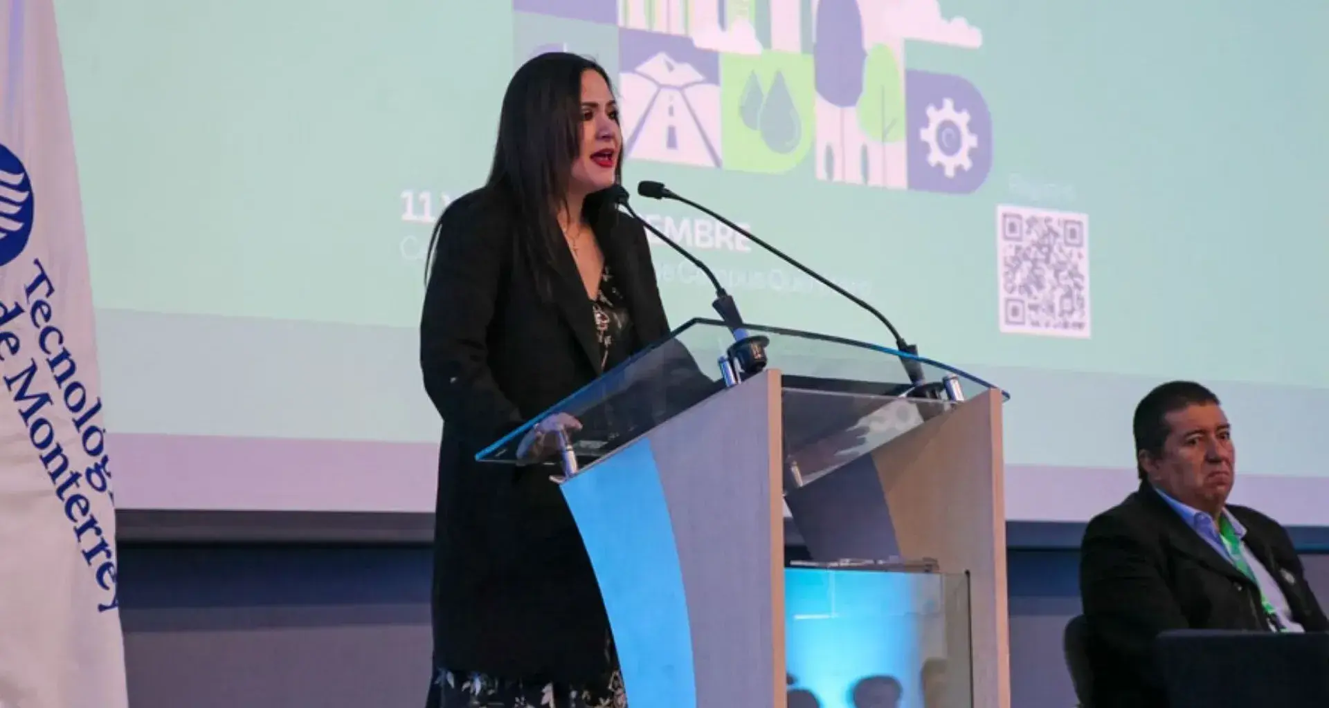 Esmeralda Uribe durante su participación en el 2° Simposio Internacional de Energías Renovables e Ingeniería Civil (SIERIC) 2025