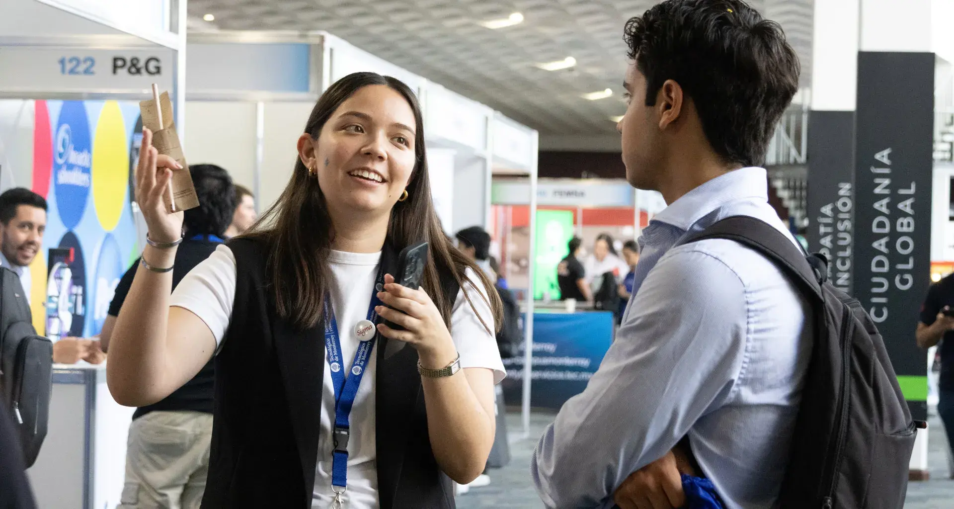Joven en EmpleaTec gestiona entrevista en feria de empleo