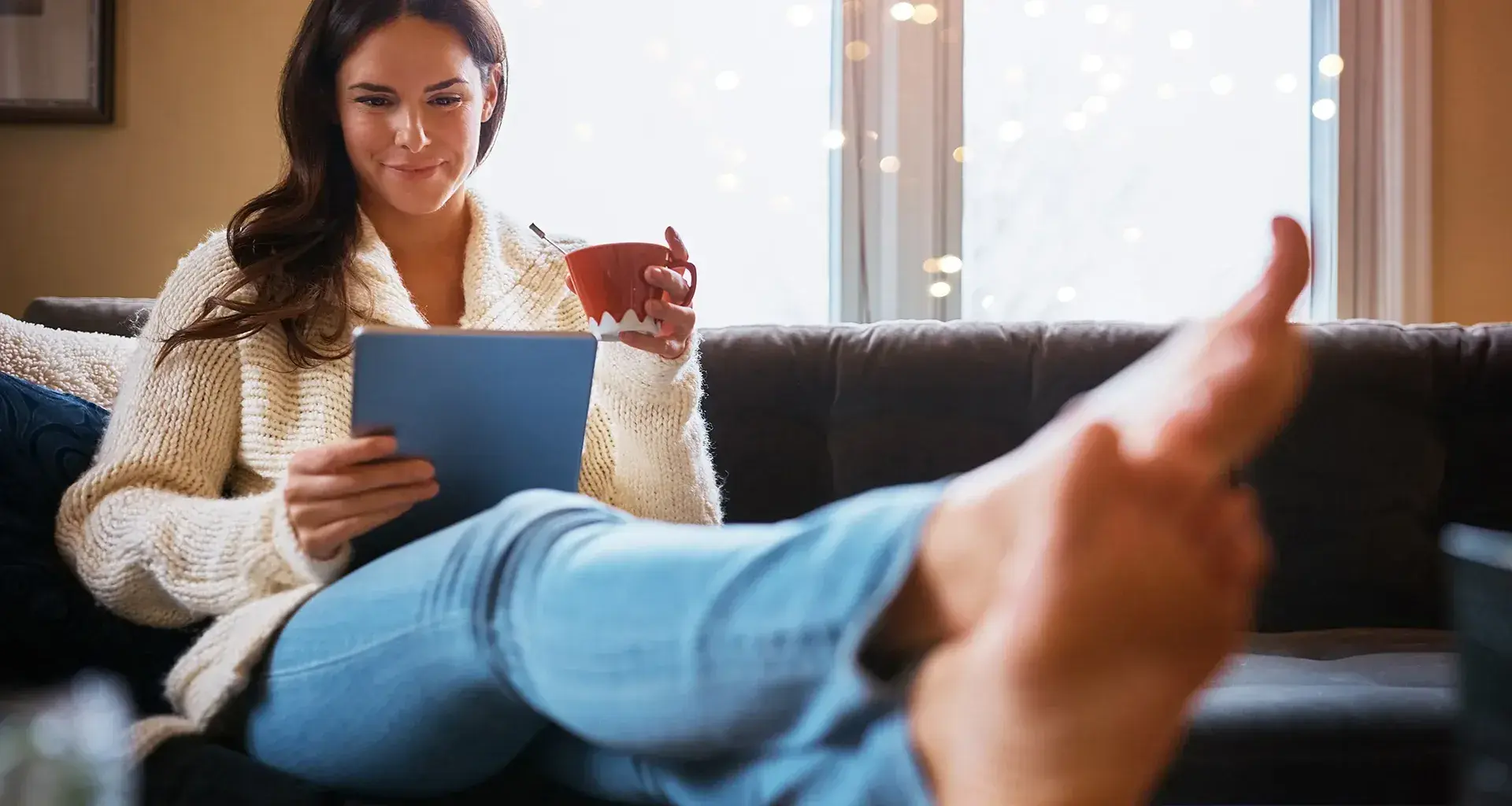 Mujer leyendo en una tableta digital.