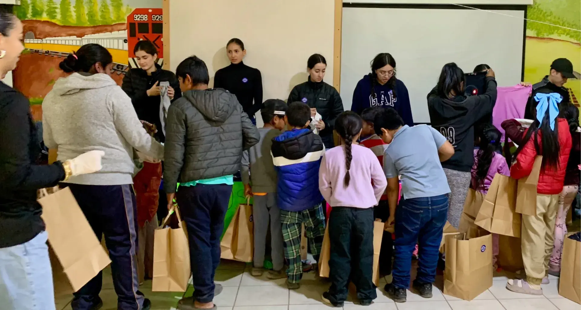 Estudiantes de la Escuela de Negocios del Tec campus Chihuahua montan tienda Street Store para donar ropa a comunidad indígena de la capital chihuahuense