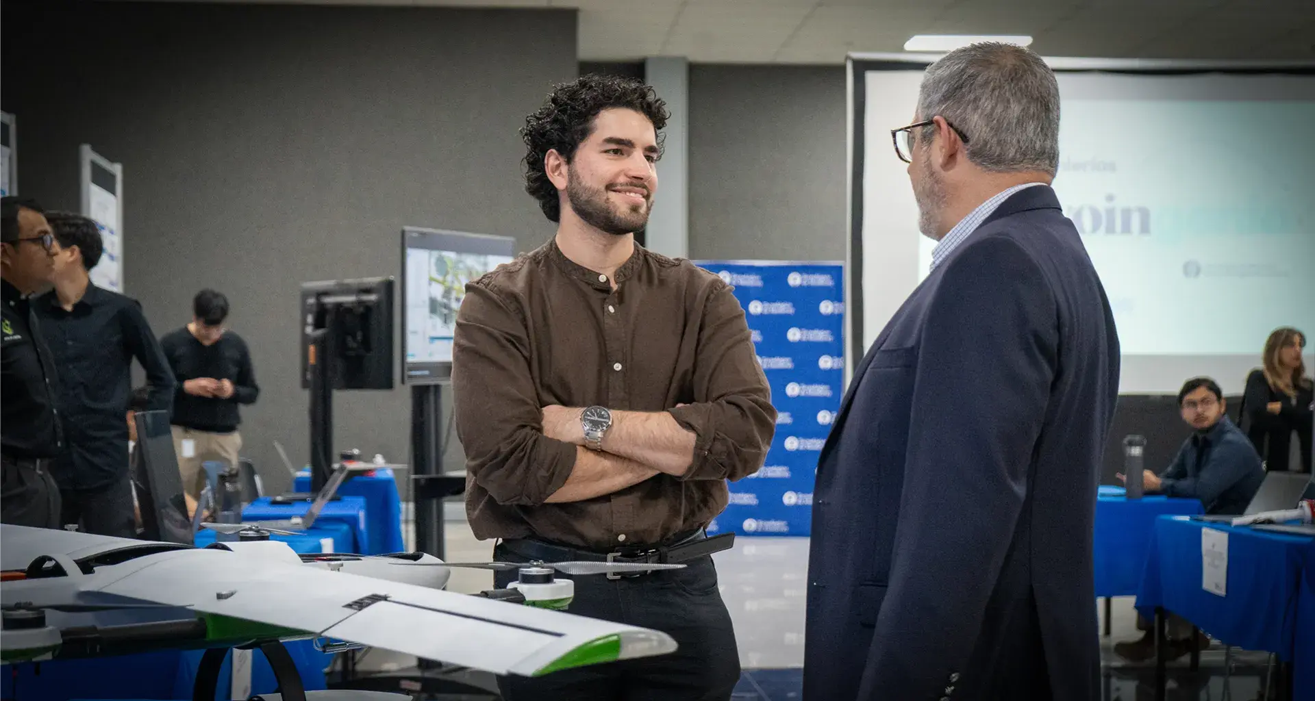 Estudiante hablando con otra persona. 