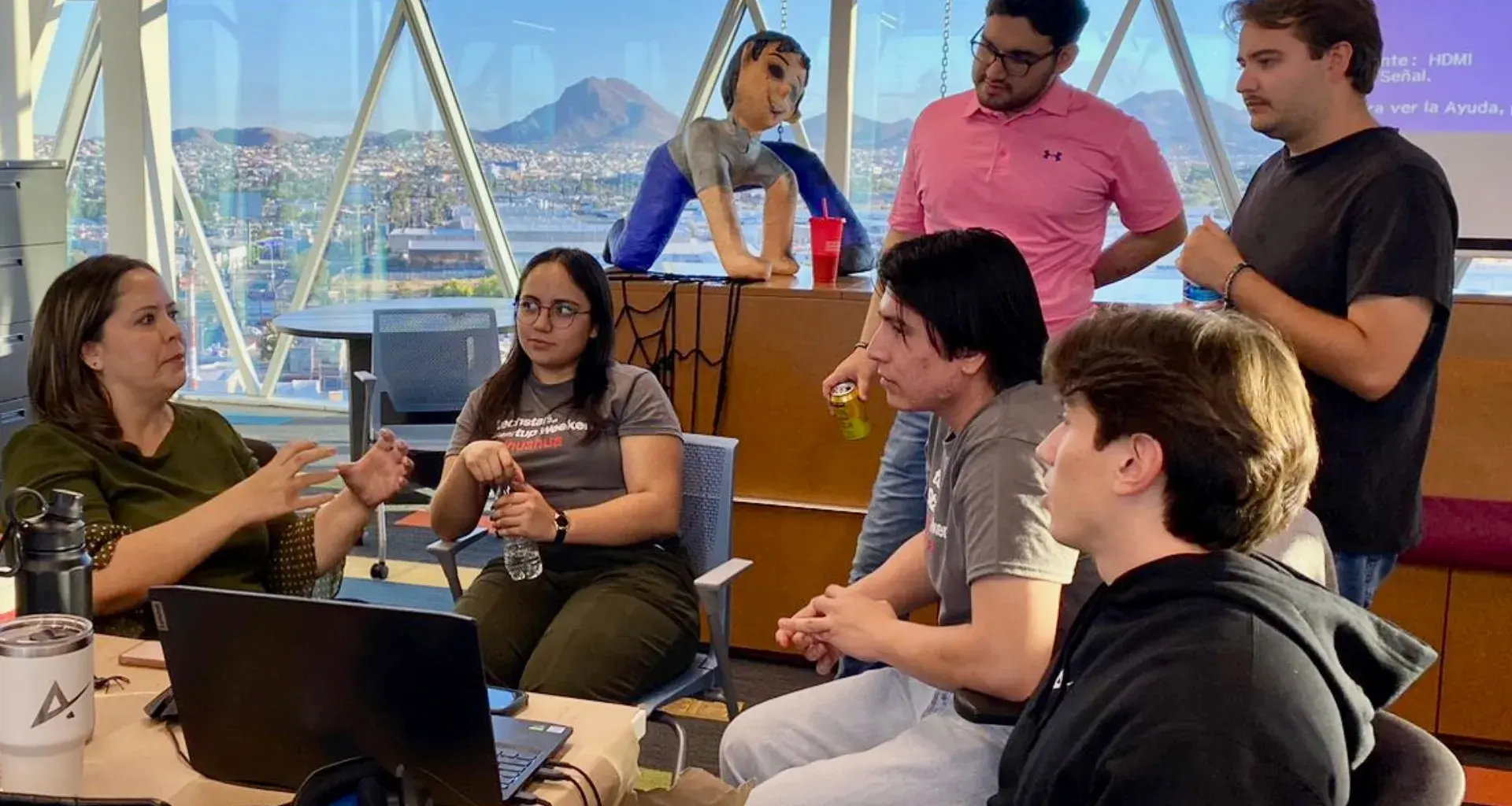 Estudiantes de Tec campus Chihuahua crean aplicación para emprendedores y Pymes durante el Startup Weekend y ganan segundo lugar.