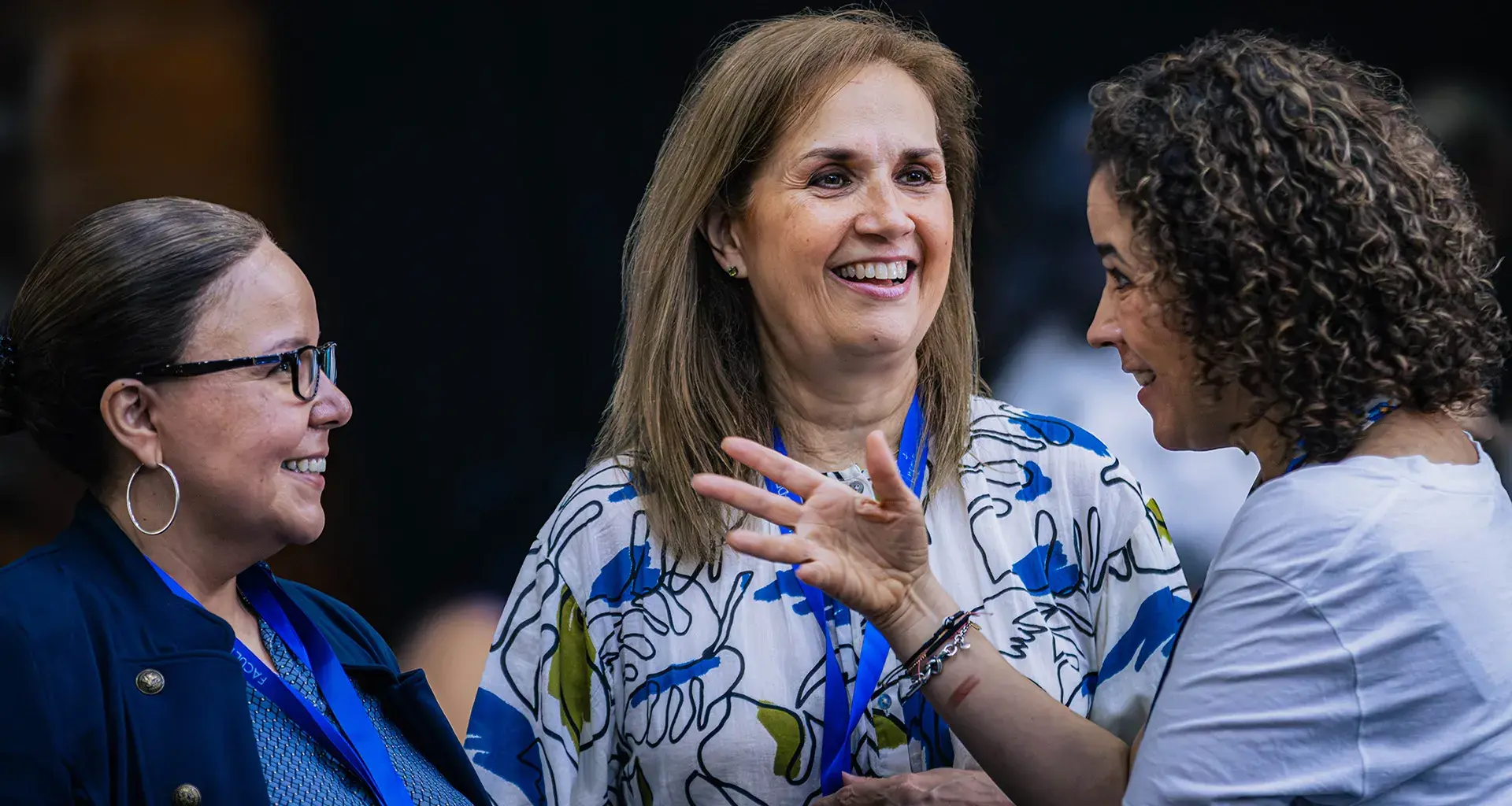 Profesoras del Tec de Monterrey platicando