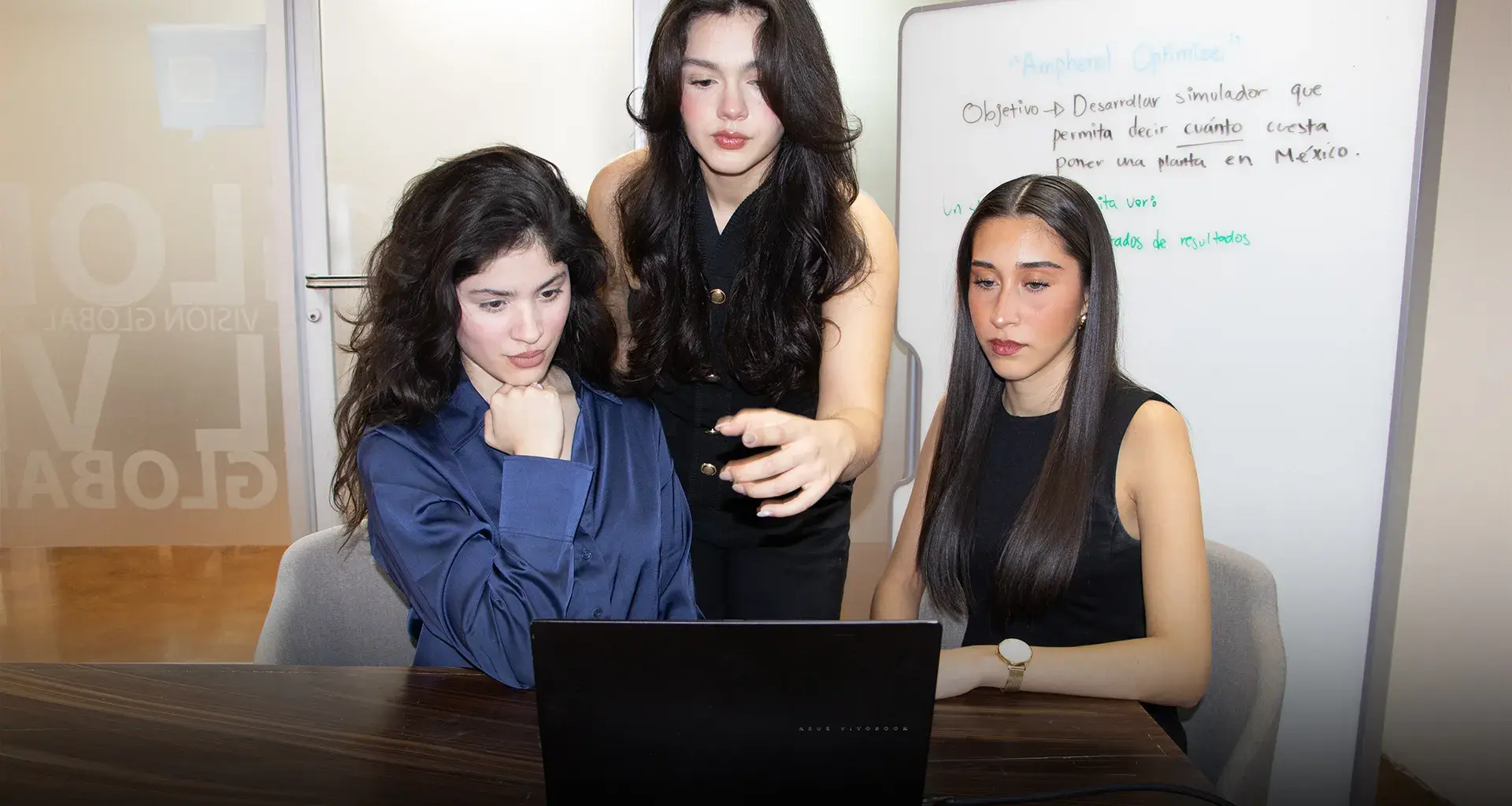 Tres chicas fronte a una computadora.